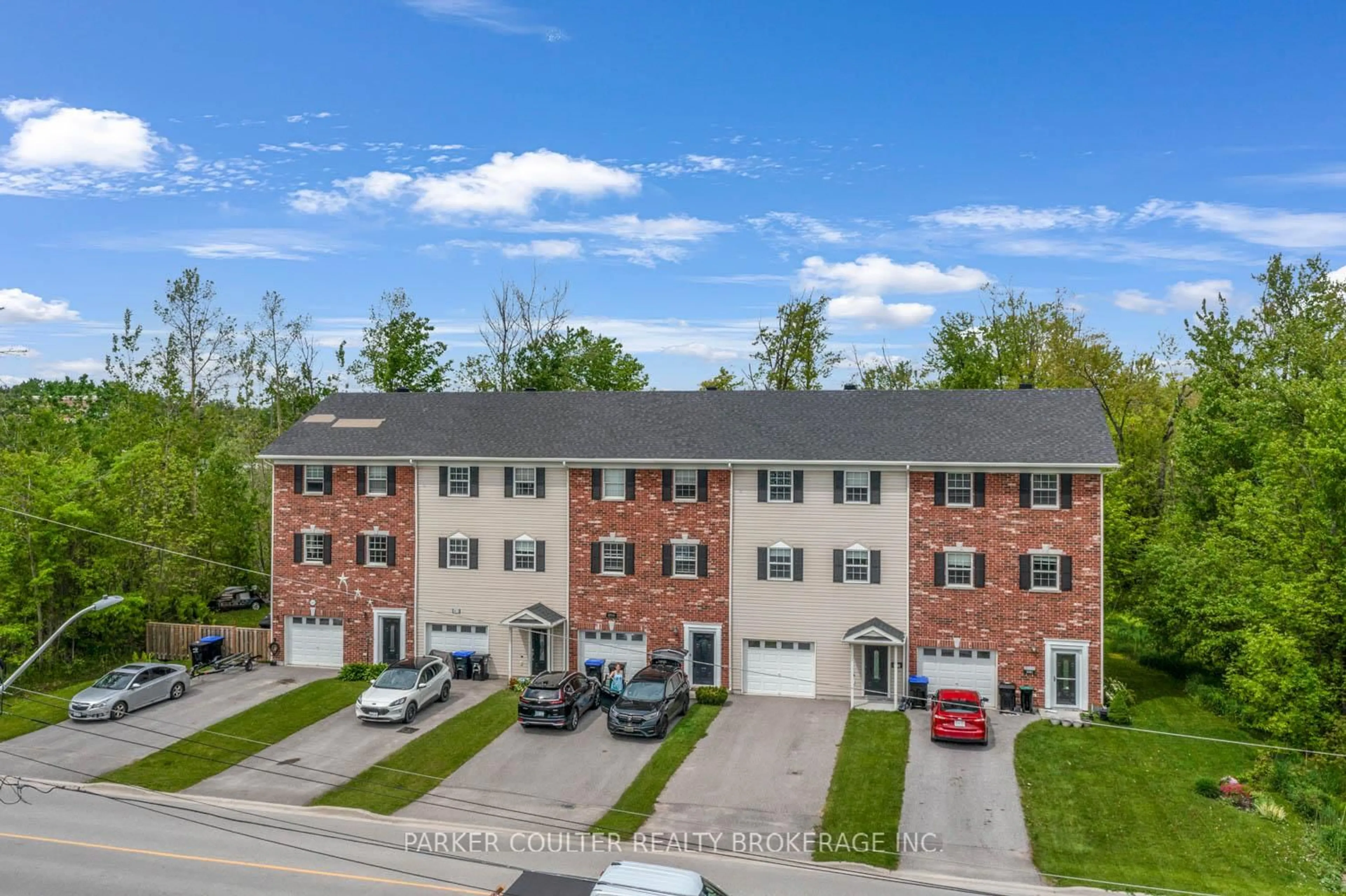 A pic from outside/outdoor area/front of a property/back of a property/a pic from drone, street for 2616 Grand Tamarack Cres, Severn Ontario L3V 7A8