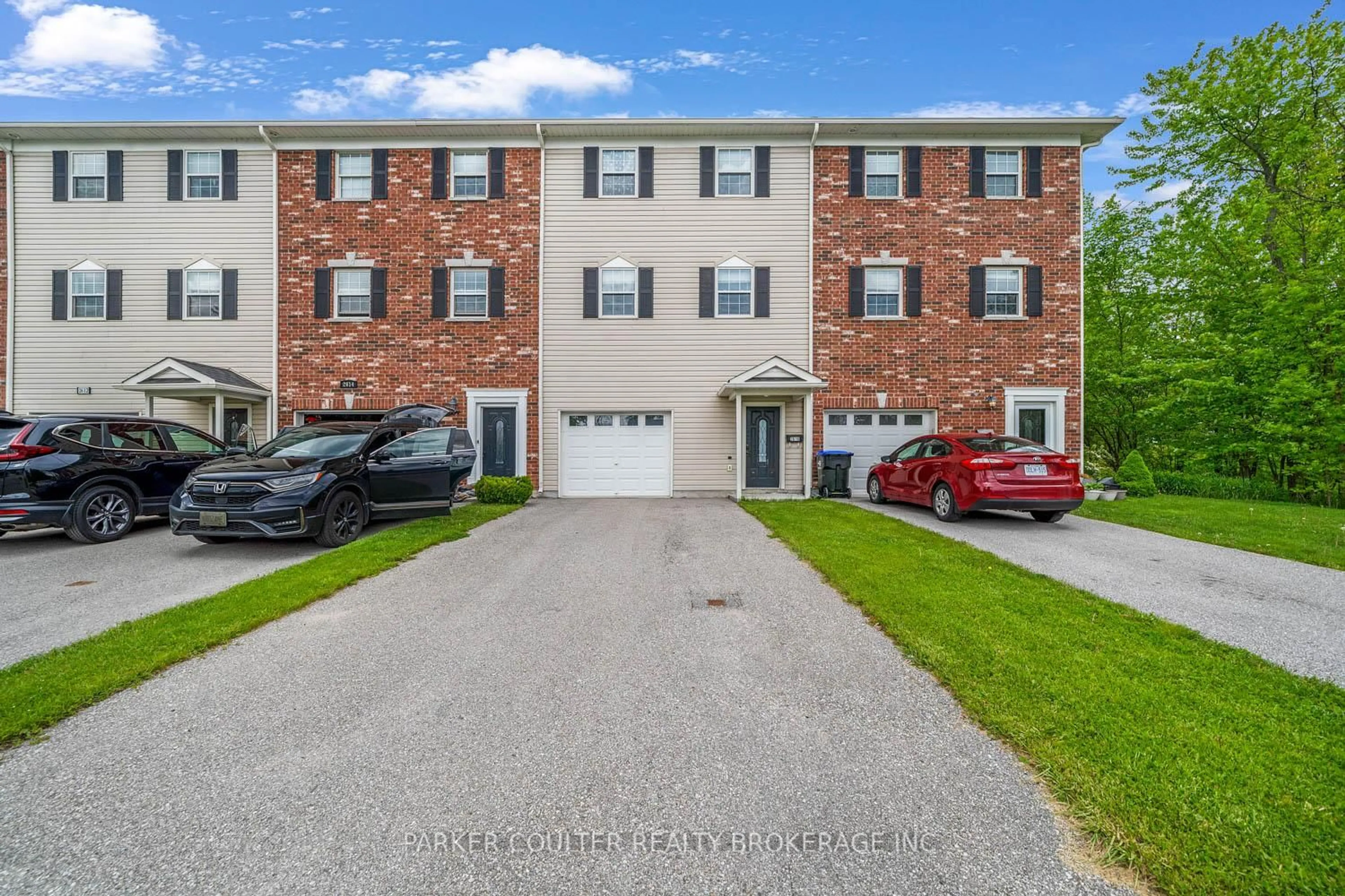 A pic from outside/outdoor area/front of a property/back of a property/a pic from drone, street for 2616 Grand Tamarack Cres, Severn Ontario L3V 7A8