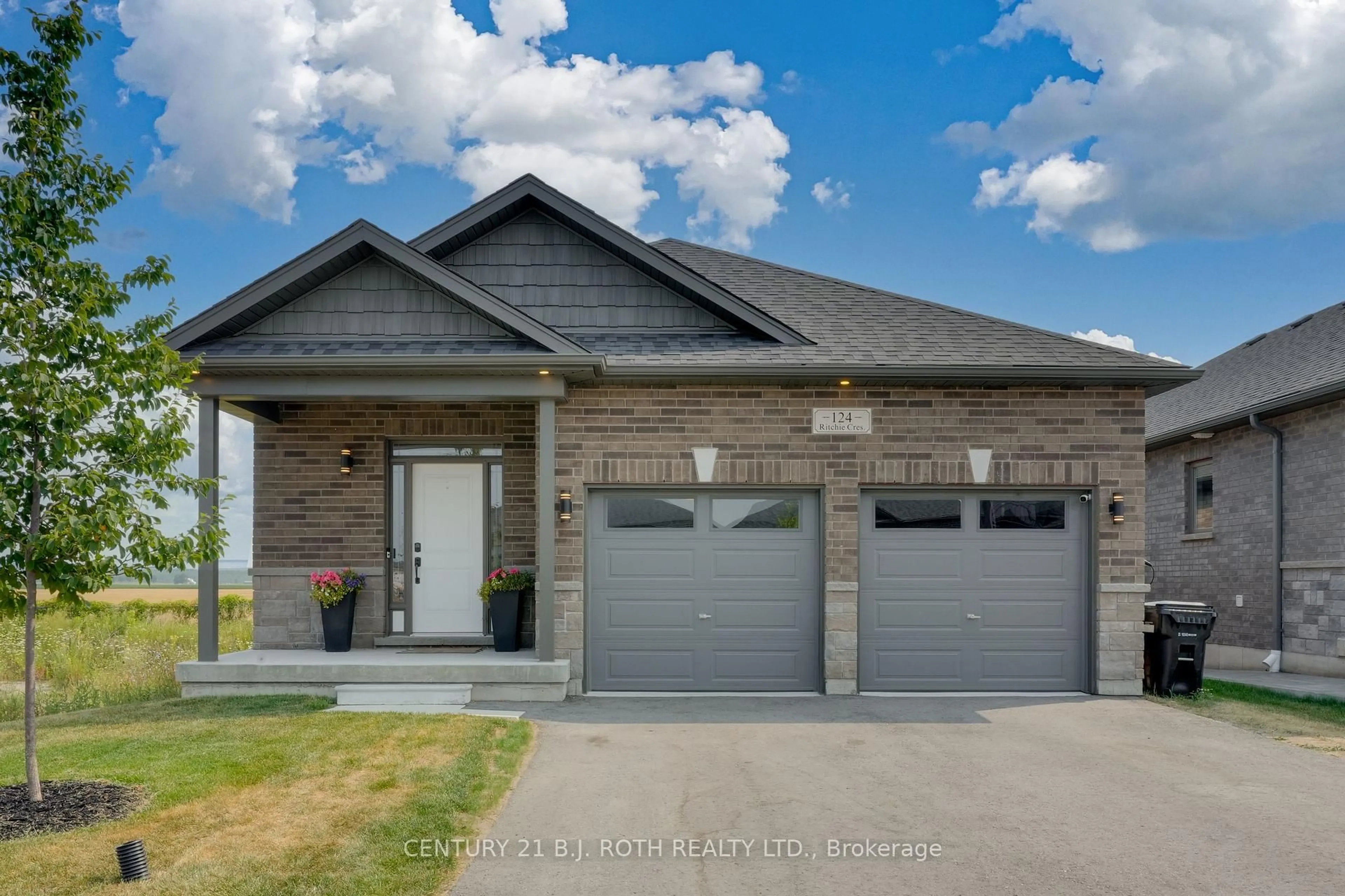 Home with brick exterior material, street for 124 RITCHIE Cres, Springwater Ontario L0L 1P0