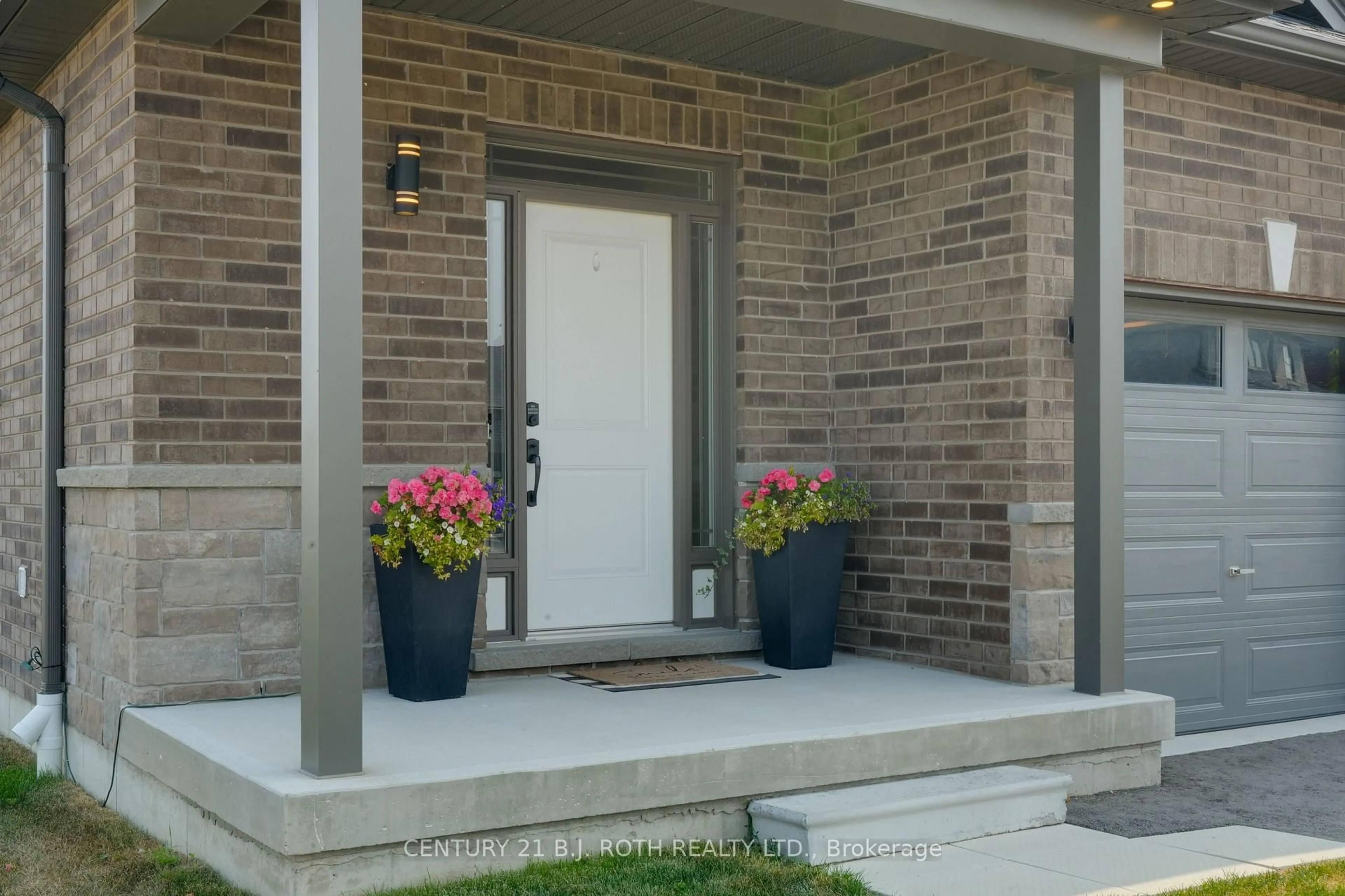 Indoor entryway for 124 RITCHIE Cres, Springwater Ontario L0L 1P0