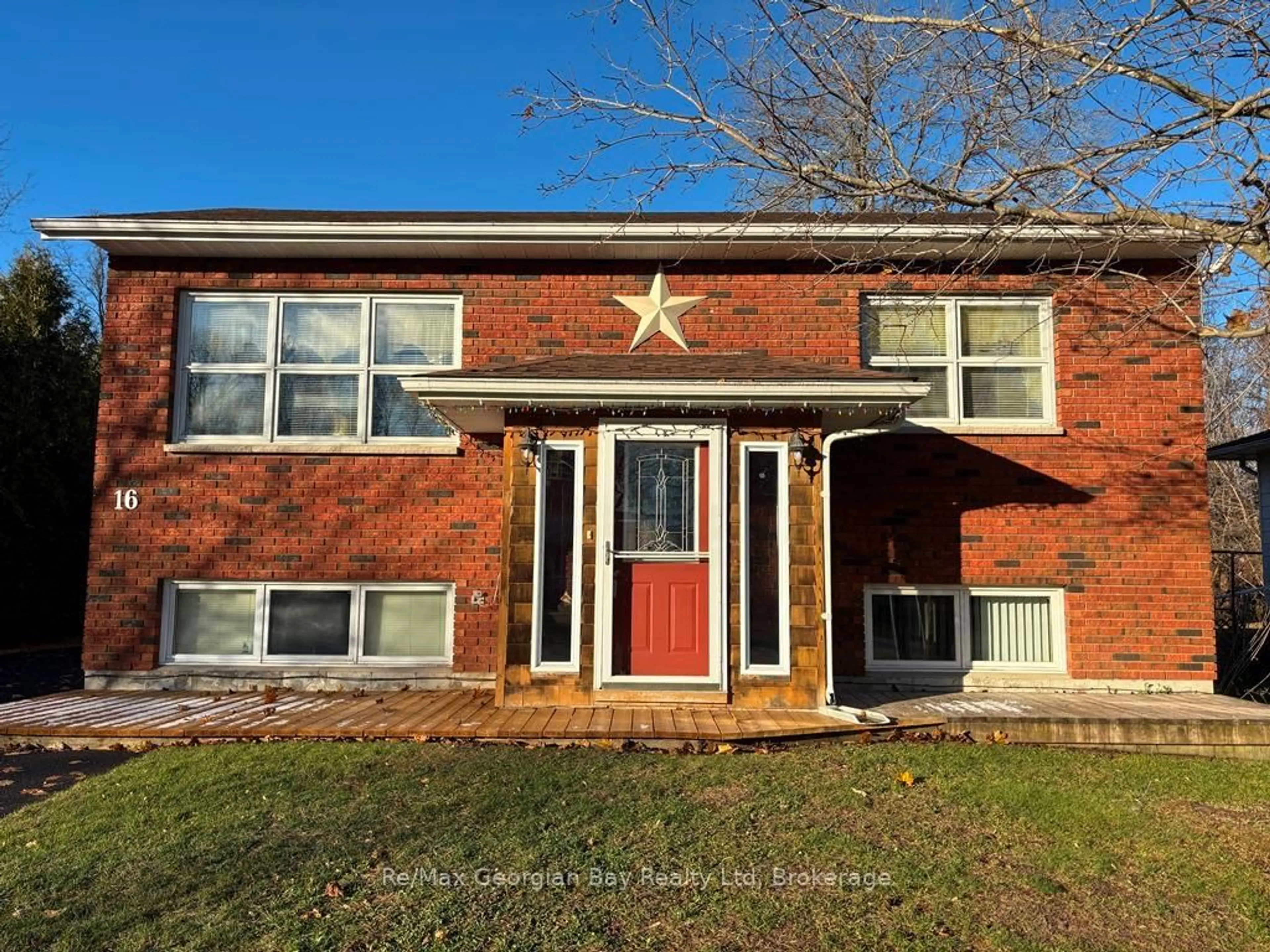 Home with brick exterior material, building for 16 COMMUNITY CENTRE Dr, Severn Ontario L0K 1E0