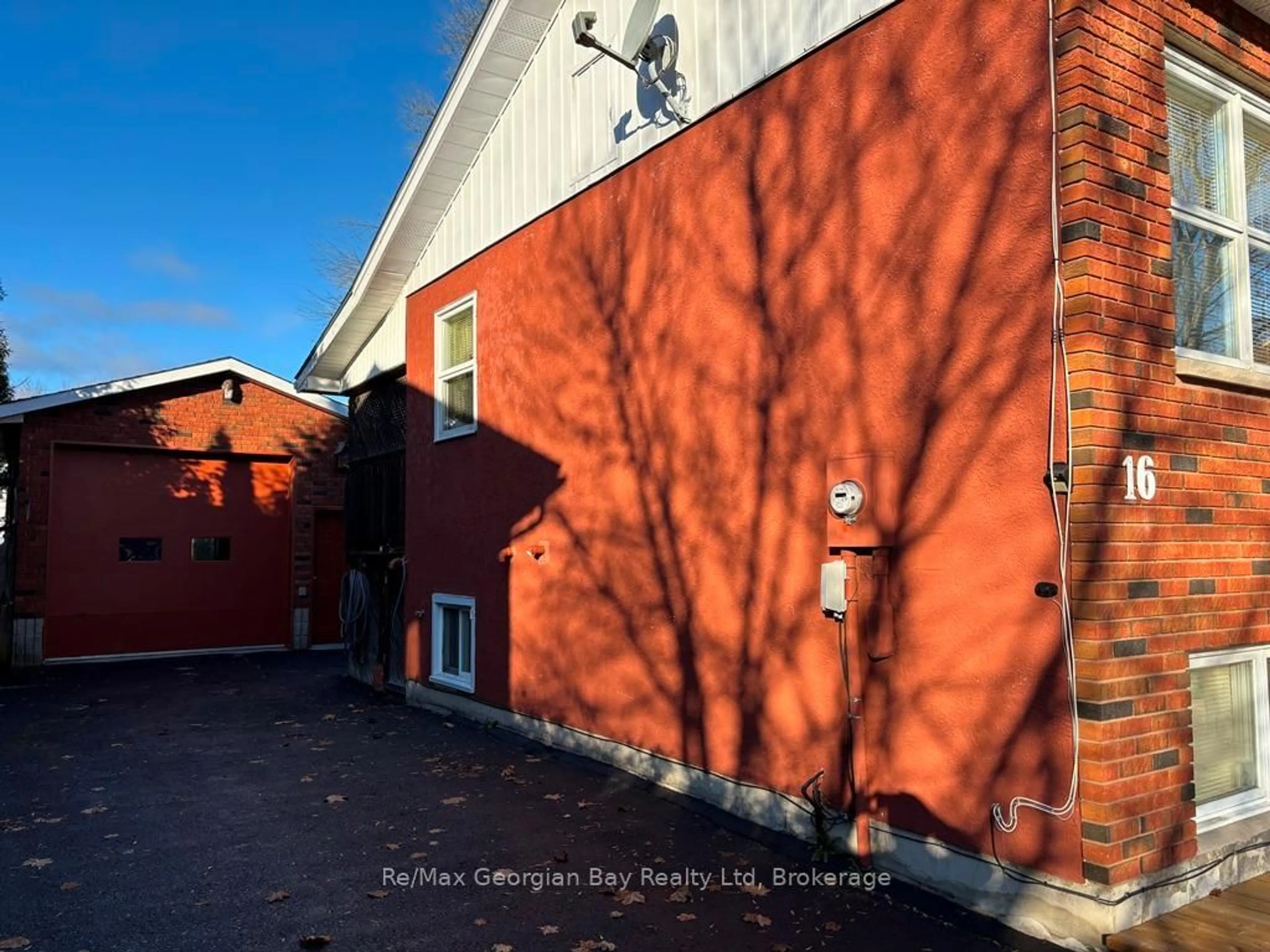 A pic from outside/outdoor area/front of a property/back of a property/a pic from drone, street for 16 COMMUNITY CENTRE Dr, Severn Ontario L0K 1E0