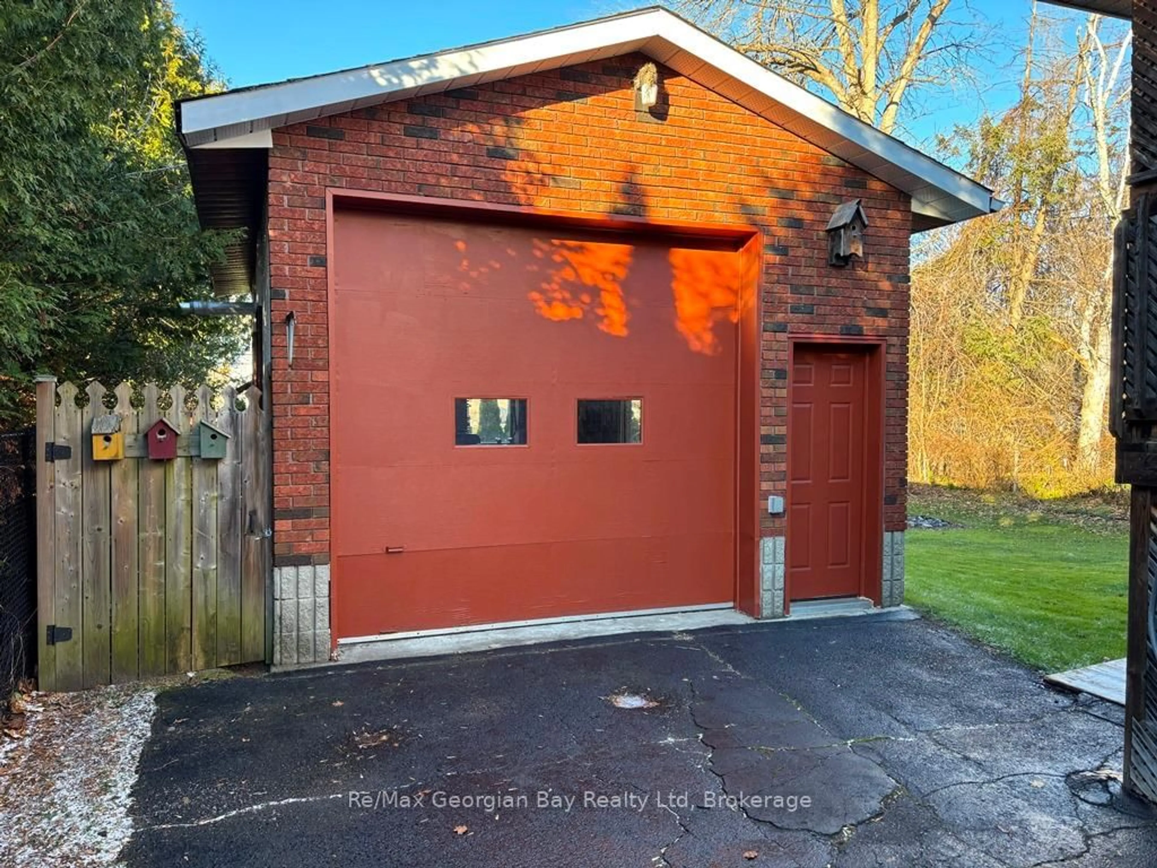 Indoor garage for 16 COMMUNITY CENTRE Dr, Severn Ontario L0K 1E0