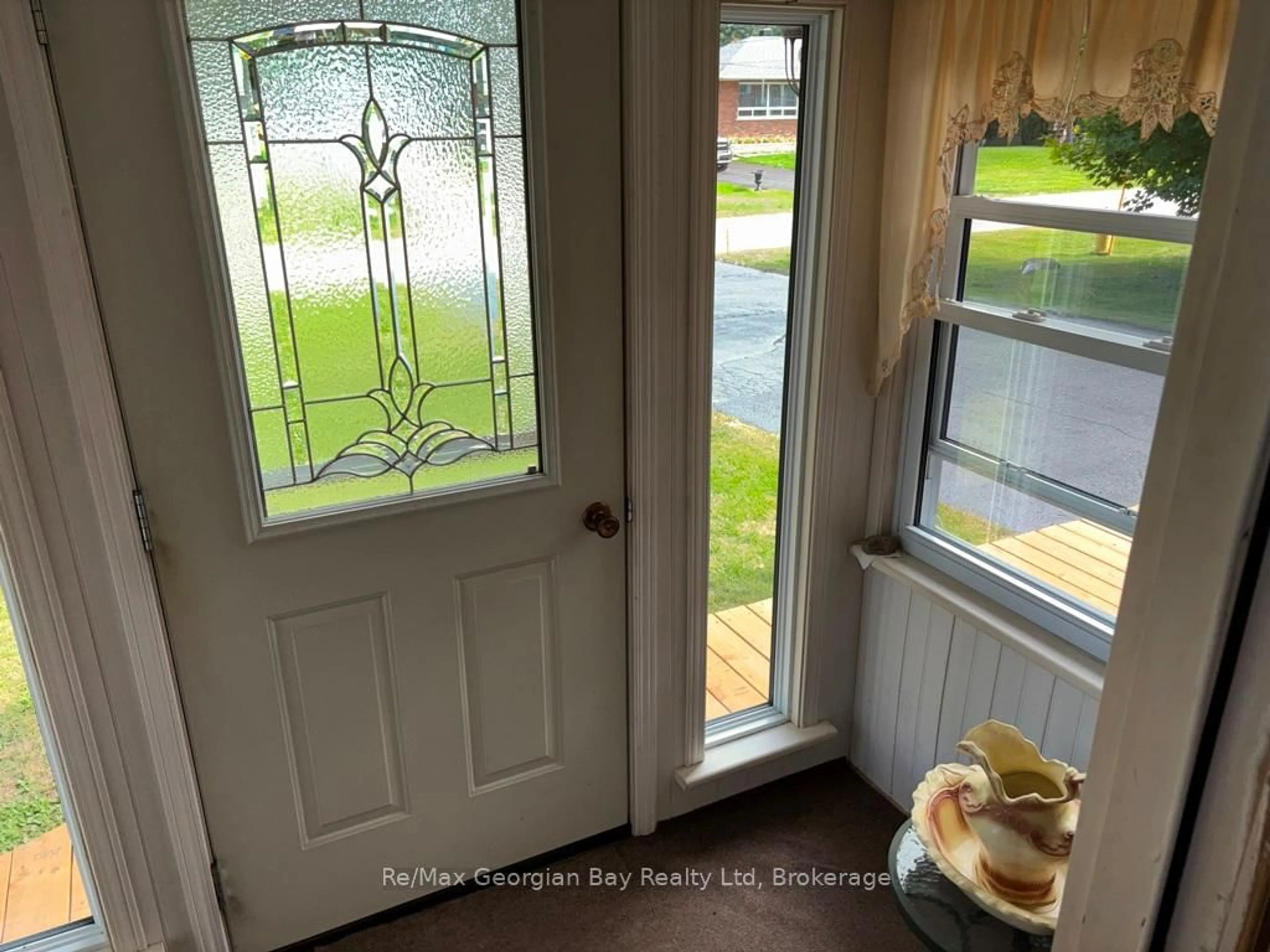 Indoor entryway for 16 COMMUNITY CENTRE Dr, Severn Ontario L0K 1E0