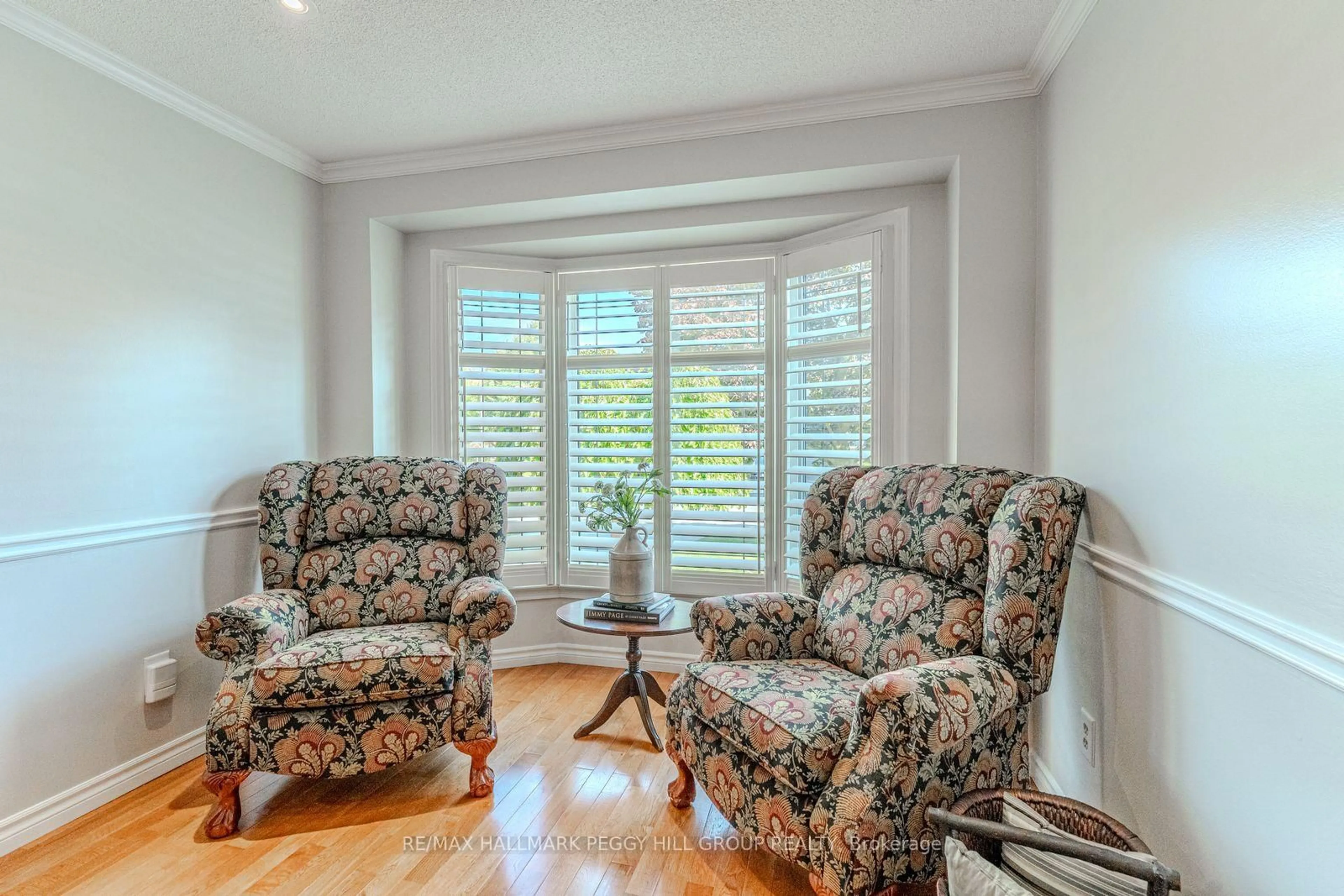 Living room with furniture, unknown for 222 Bishop Dr, Barrie Ontario L4N 6X8