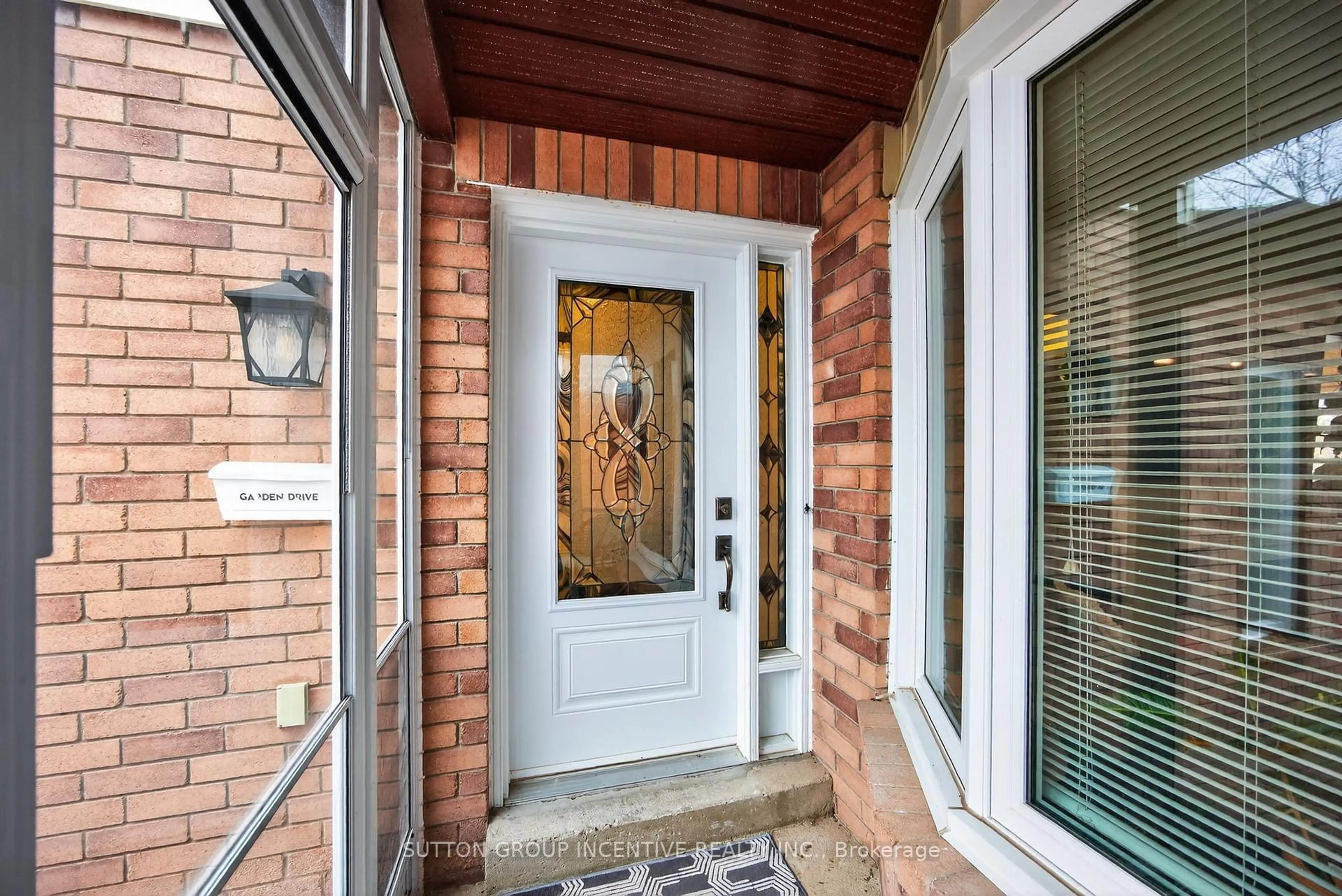 Indoor entryway for 113 Garden Dr, Barrie Ontario L4N 5T9
