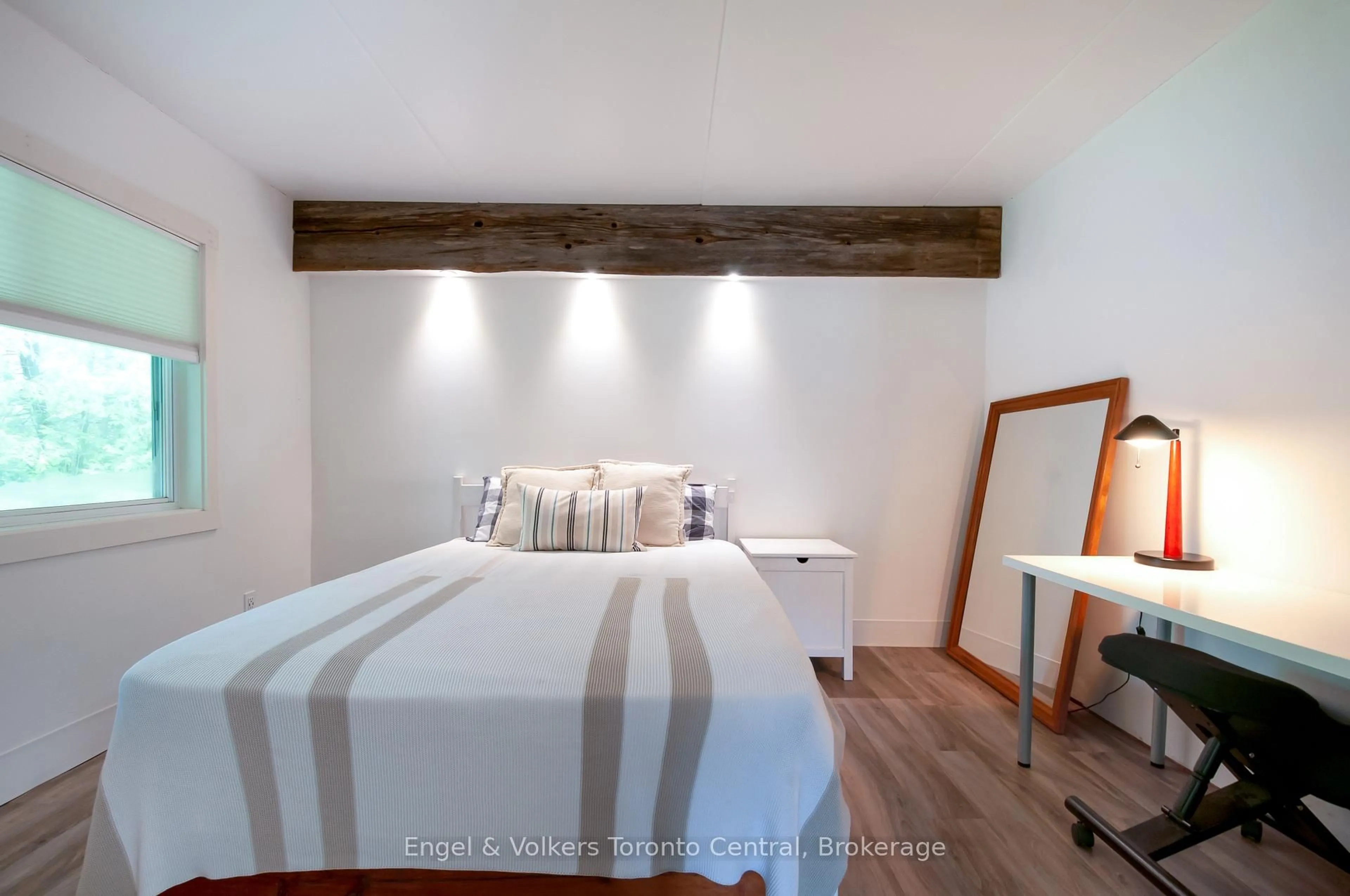 Bedroom with bed, wood/laminate floor for 19 DAWSON Dr #50, Collingwood Ontario L9Y 5B4