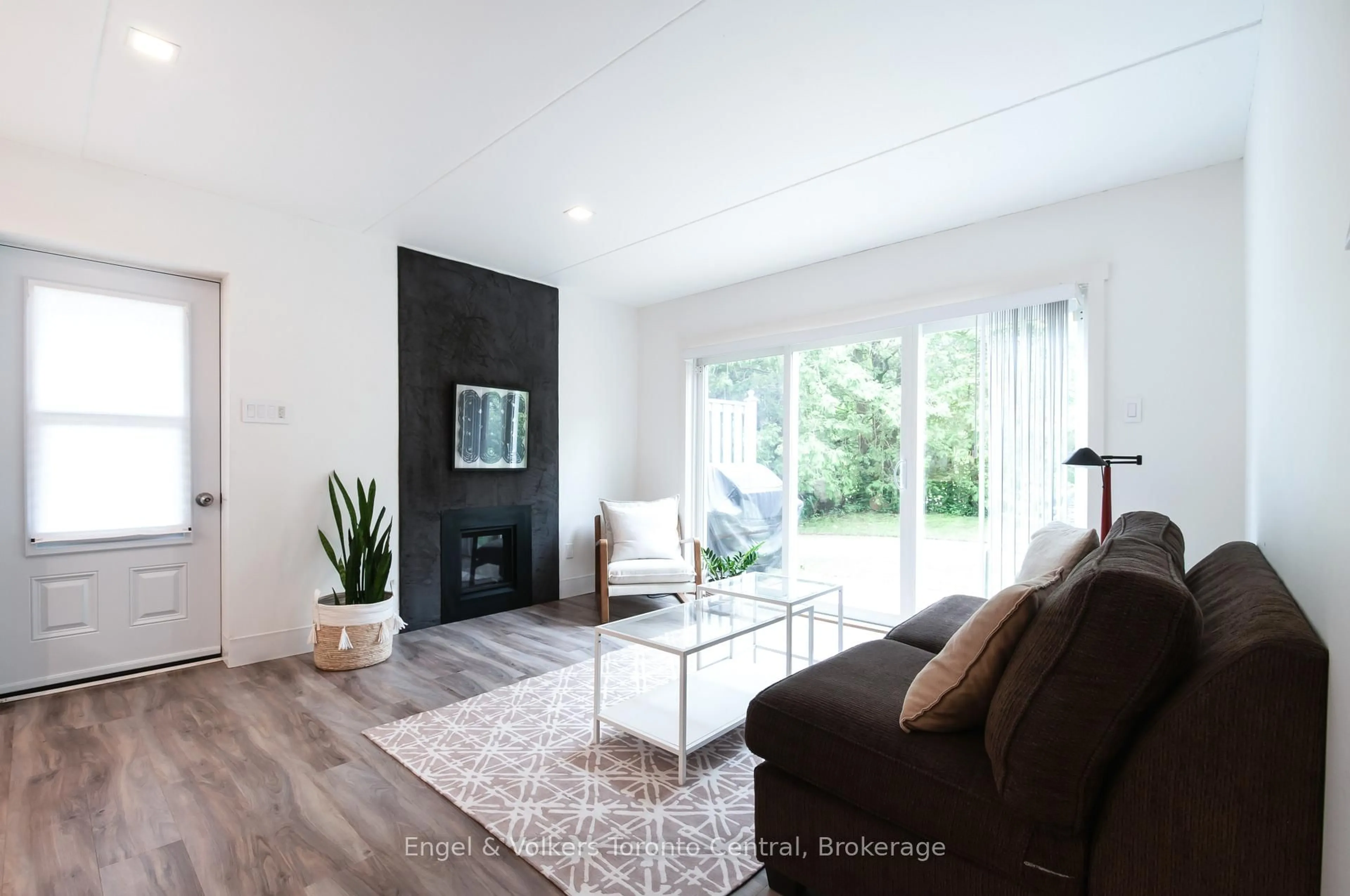 Living room with furniture, wood/laminate floor for 19 DAWSON Dr #50, Collingwood Ontario L9Y 5B4