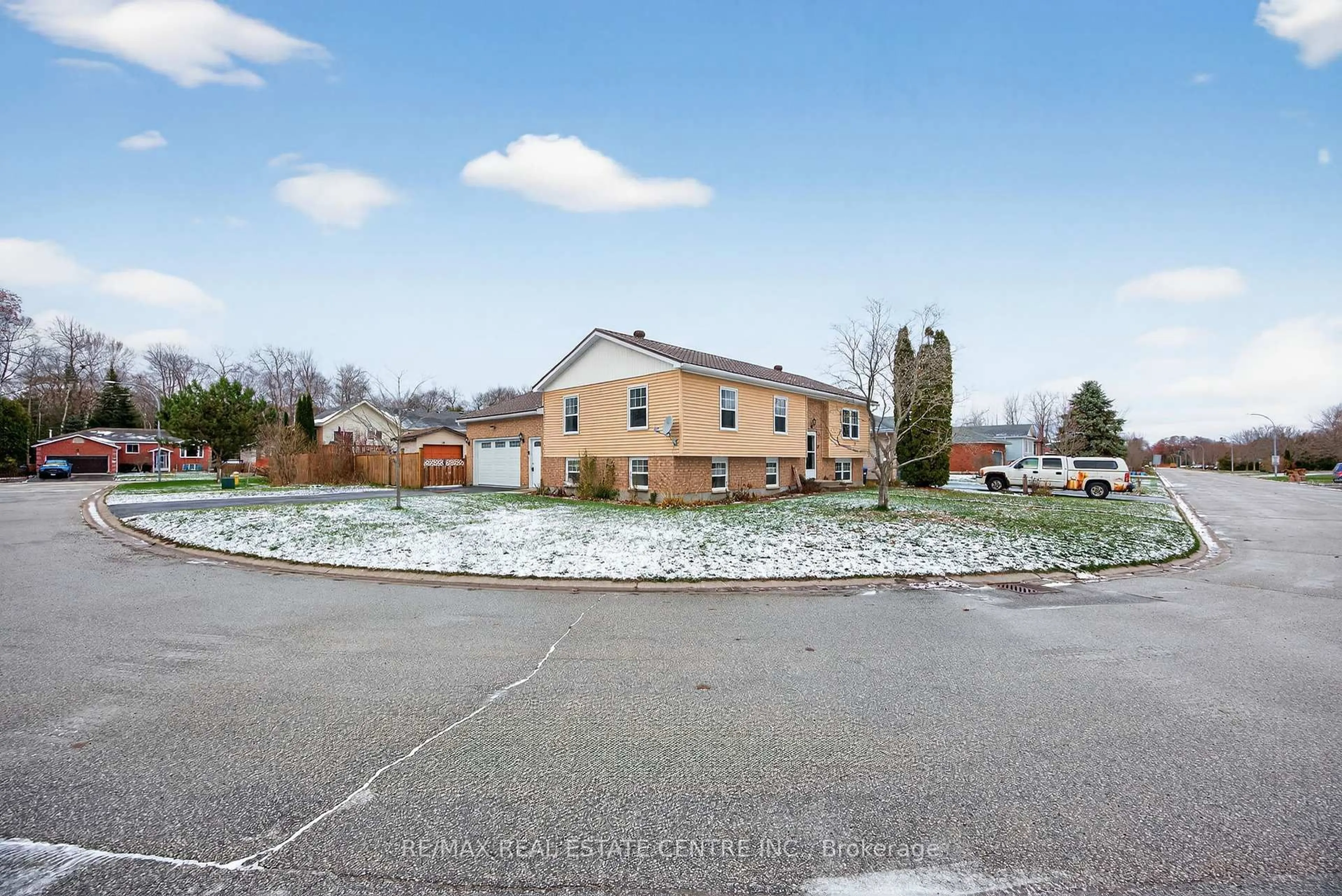 A pic from outside/outdoor area/front of a property/back of a property/a pic from drone, street for 62 Riverdale Dr, Wasaga Beach Ontario L9Z 1G1