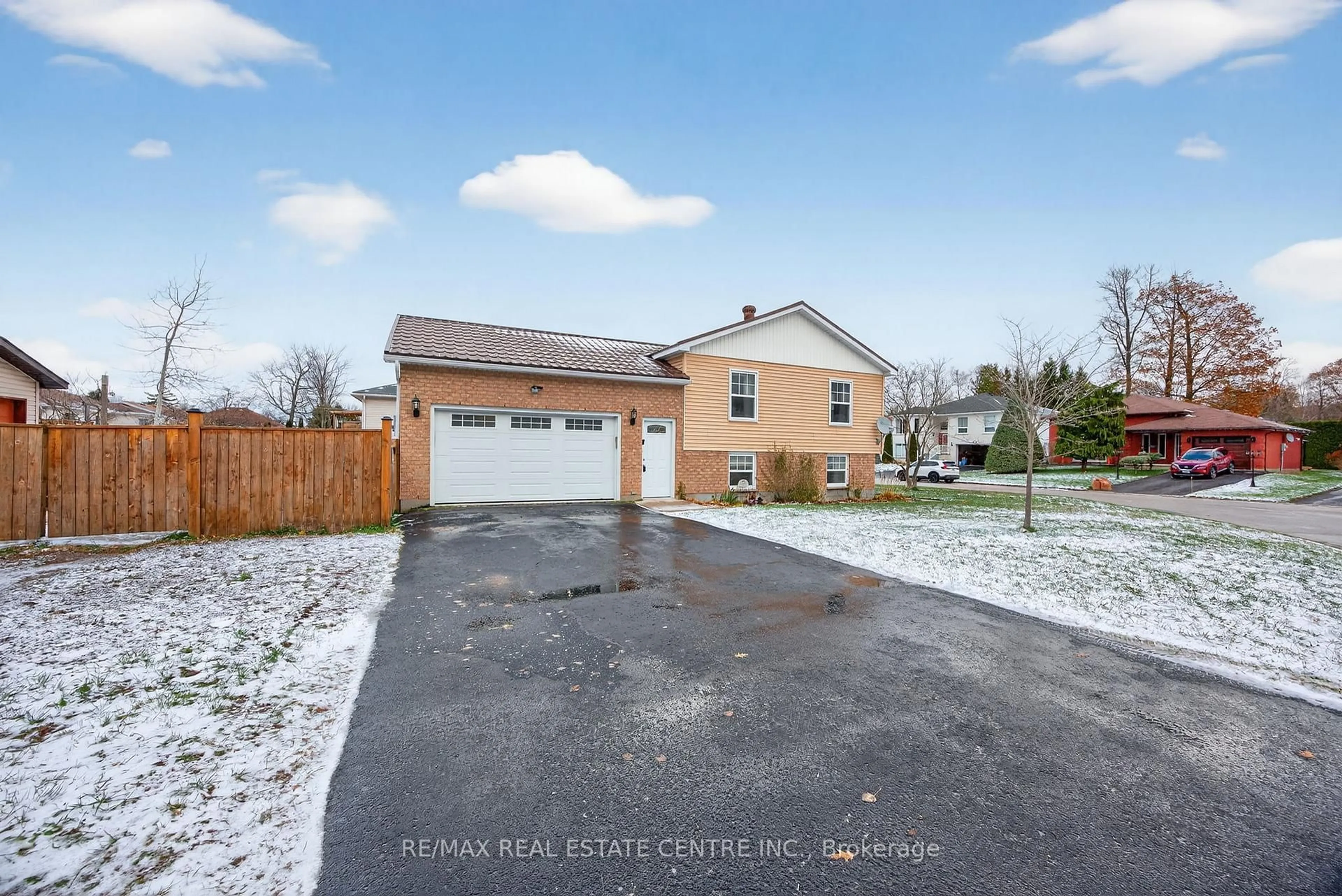 A pic from outside/outdoor area/front of a property/back of a property/a pic from drone, street for 62 Riverdale Dr, Wasaga Beach Ontario L9Z 1G1