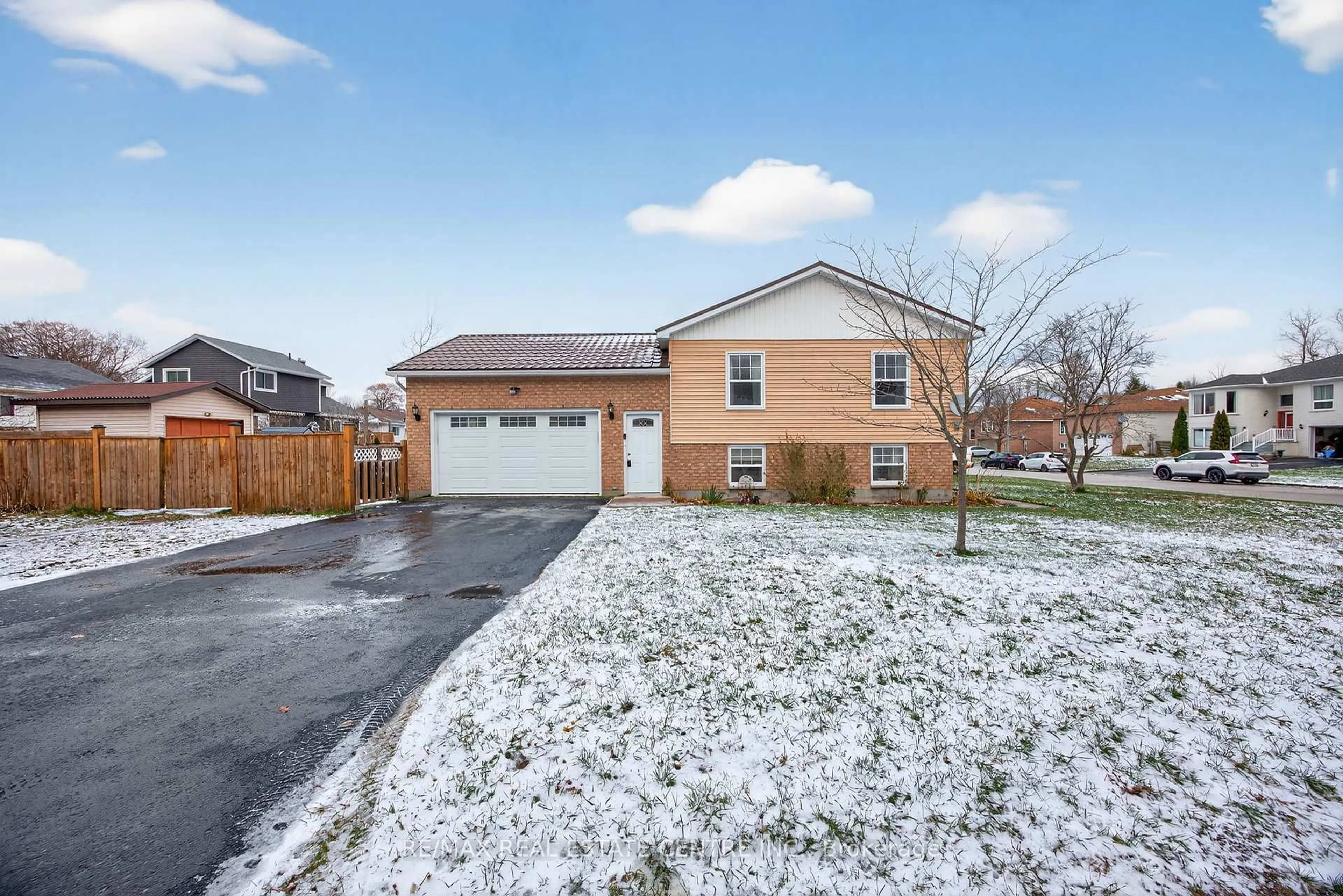 Home with brick exterior material, street for 62 Riverdale Dr, Wasaga Beach Ontario L9Z 1G1