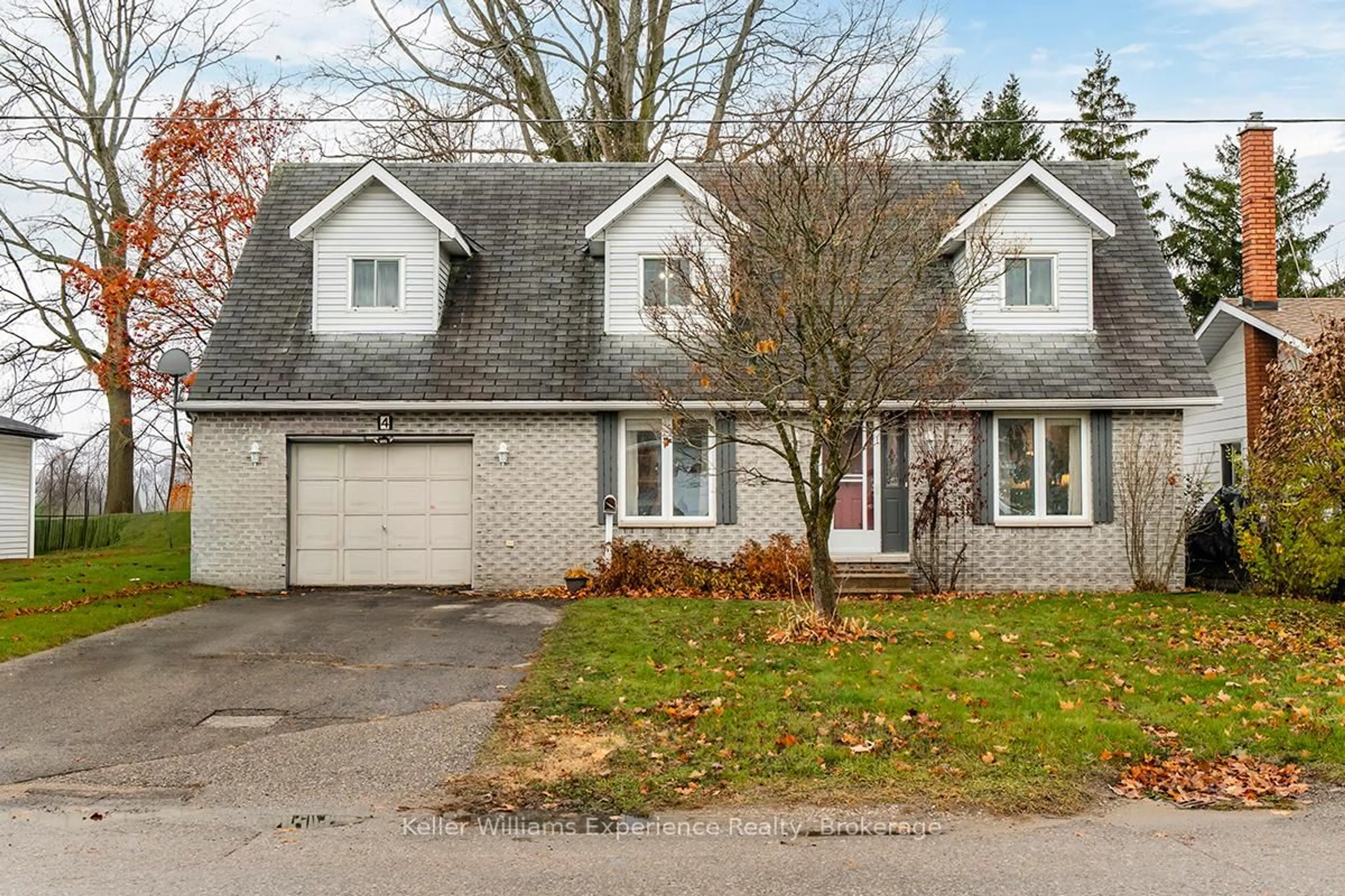 Home with vinyl exterior material, street for 4 Dunlop St, Penetanguishene Ontario L9M 1J2