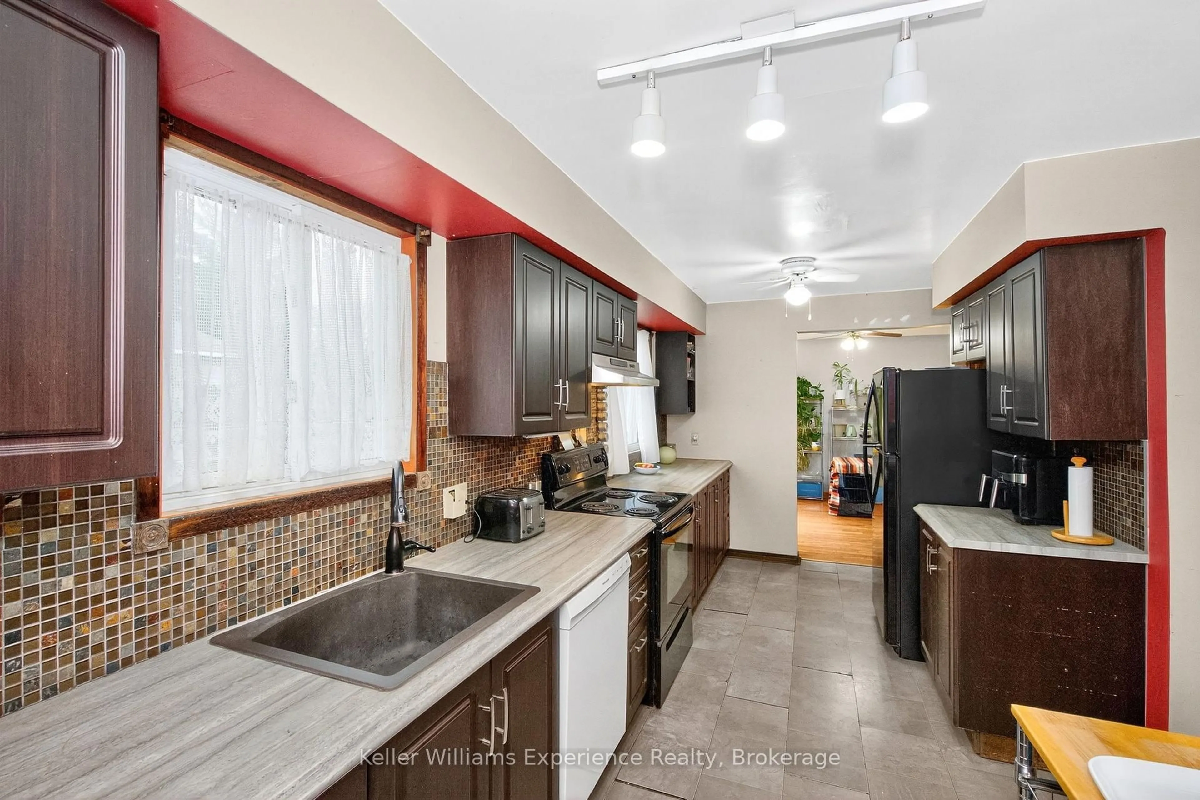 Unknown for 4 Dunlop St, Penetanguishene Ontario L9M 1J2