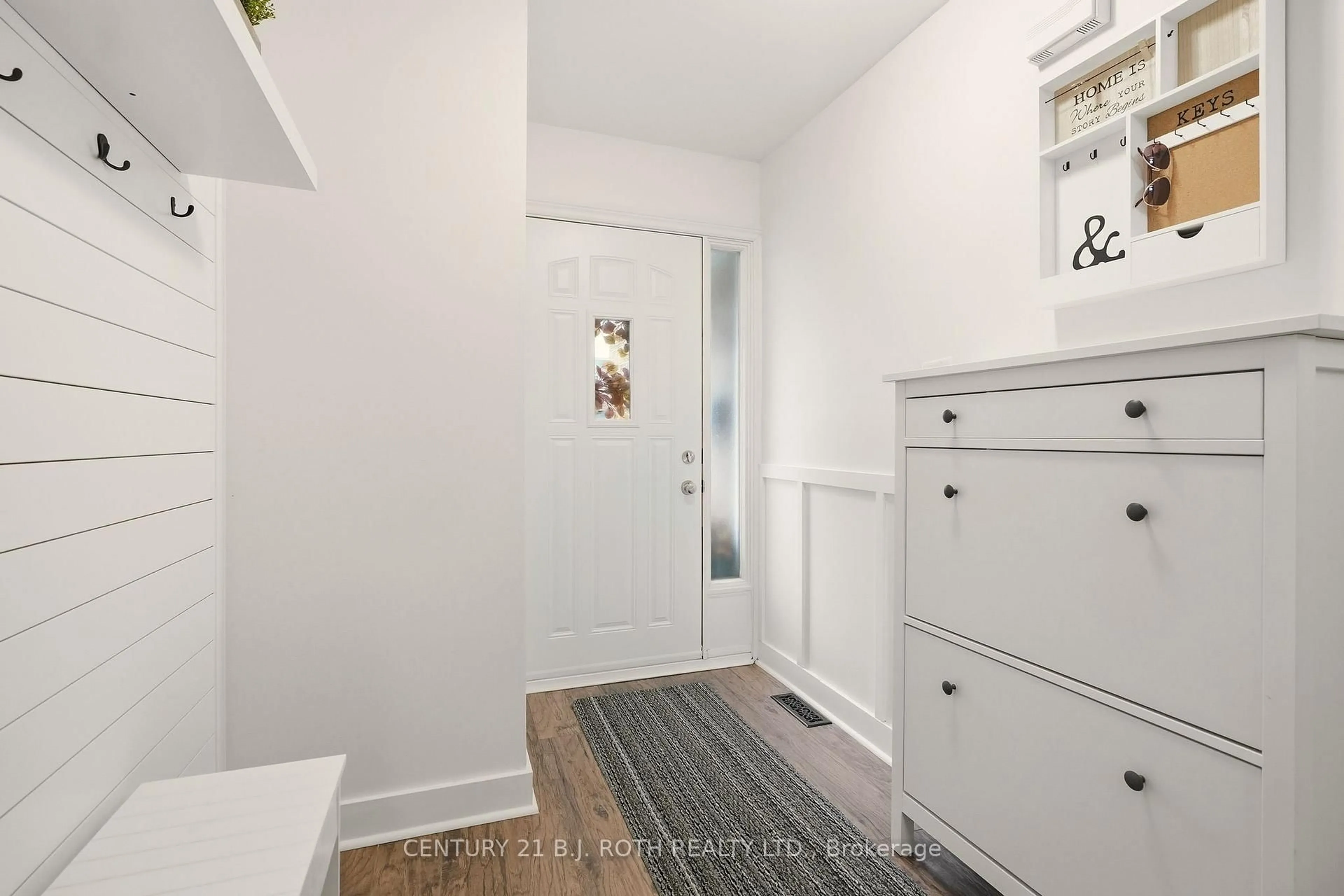 Indoor entryway for 235 Steel St #4, Barrie Ontario L4M 2H1