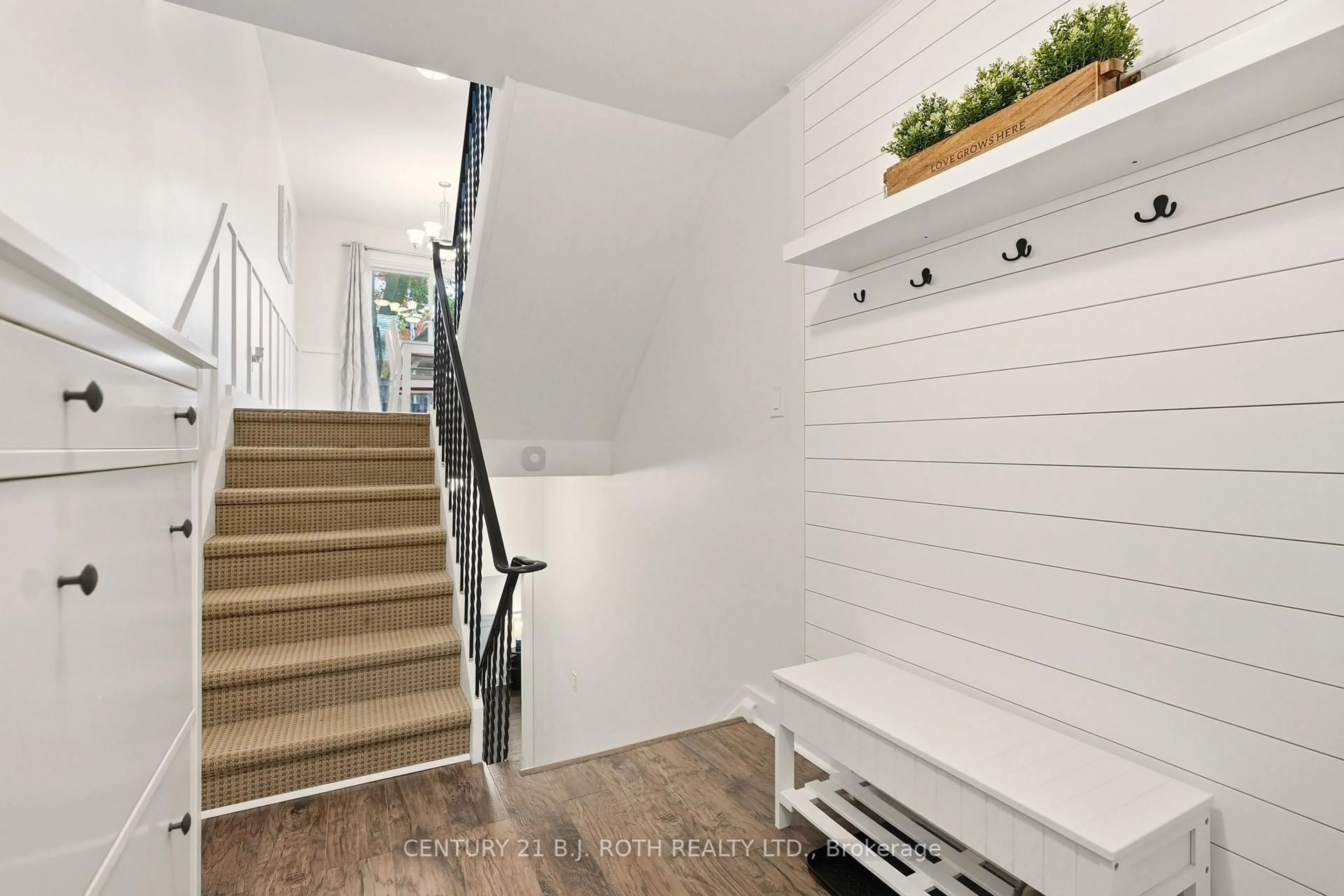 Indoor entryway for 235 Steel St #4, Barrie Ontario L4M 2H1