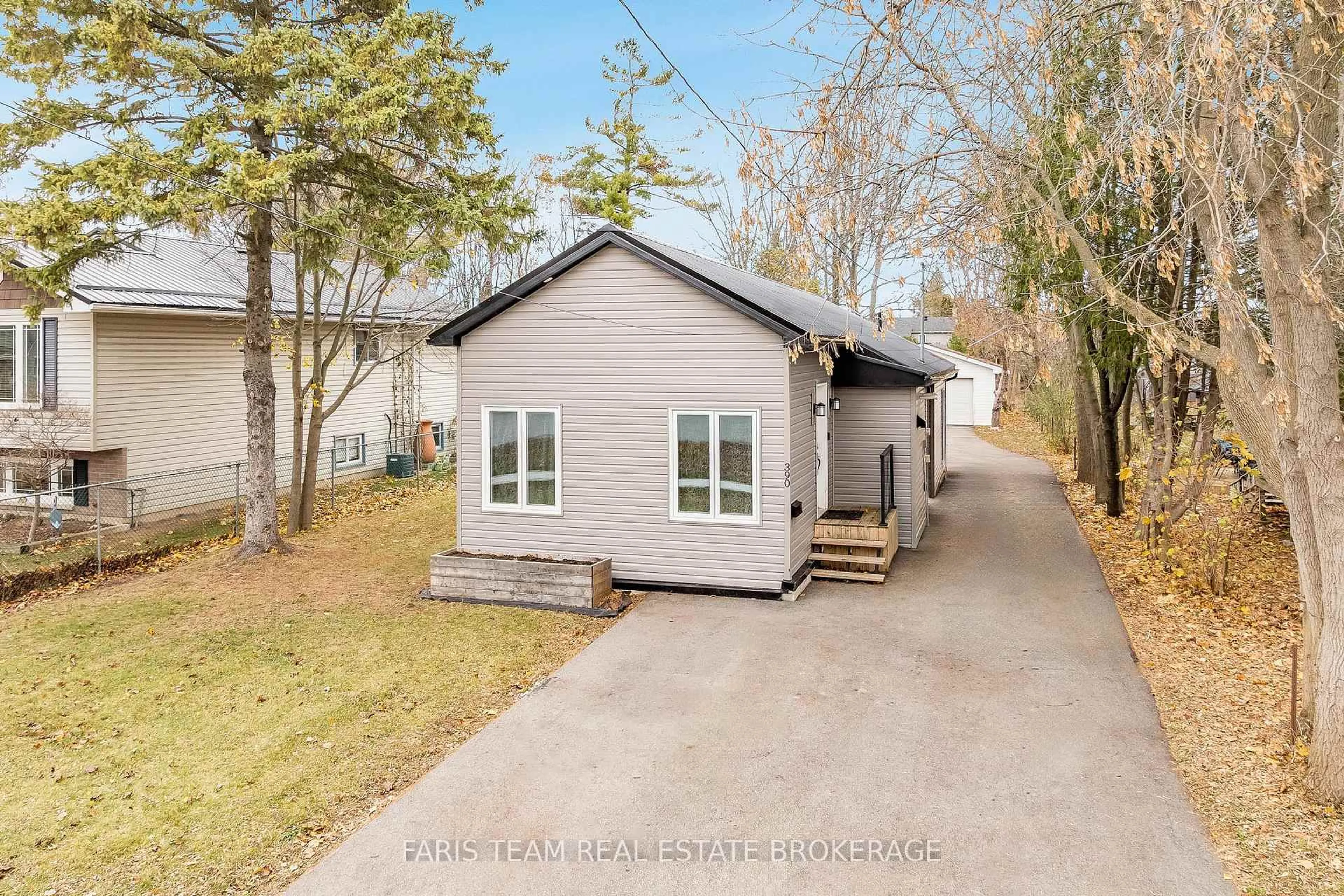 A pic from outside/outdoor area/front of a property/back of a property/a pic from drone, street for 390 Gill St, Orillia Ontario L3V 4K6