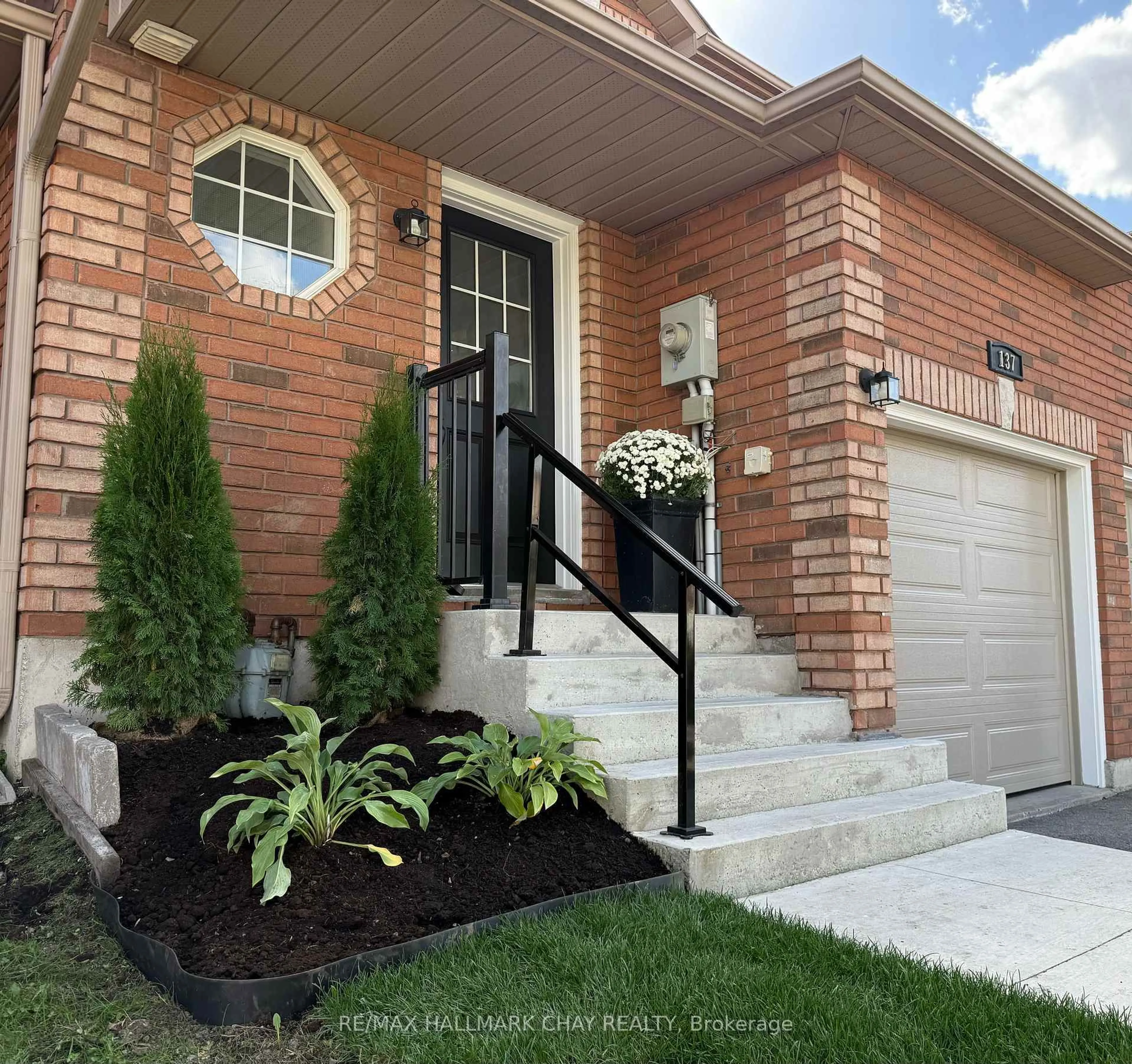 Home with brick exterior material, street for 137 Courtney Cres, Barrie Ontario L4N 5S9