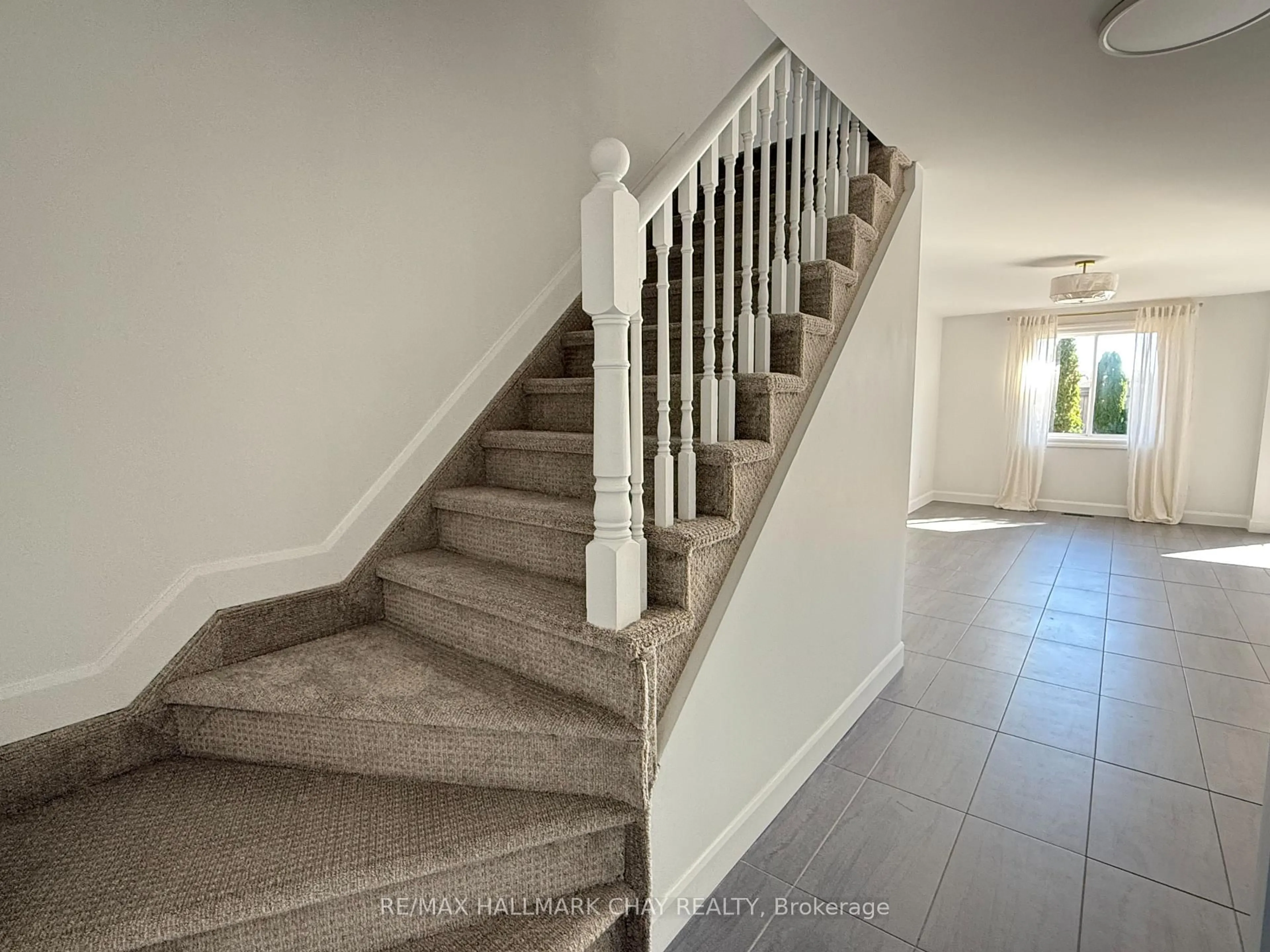 Stairs for 137 Courtney Cres, Barrie Ontario L4N 5S9