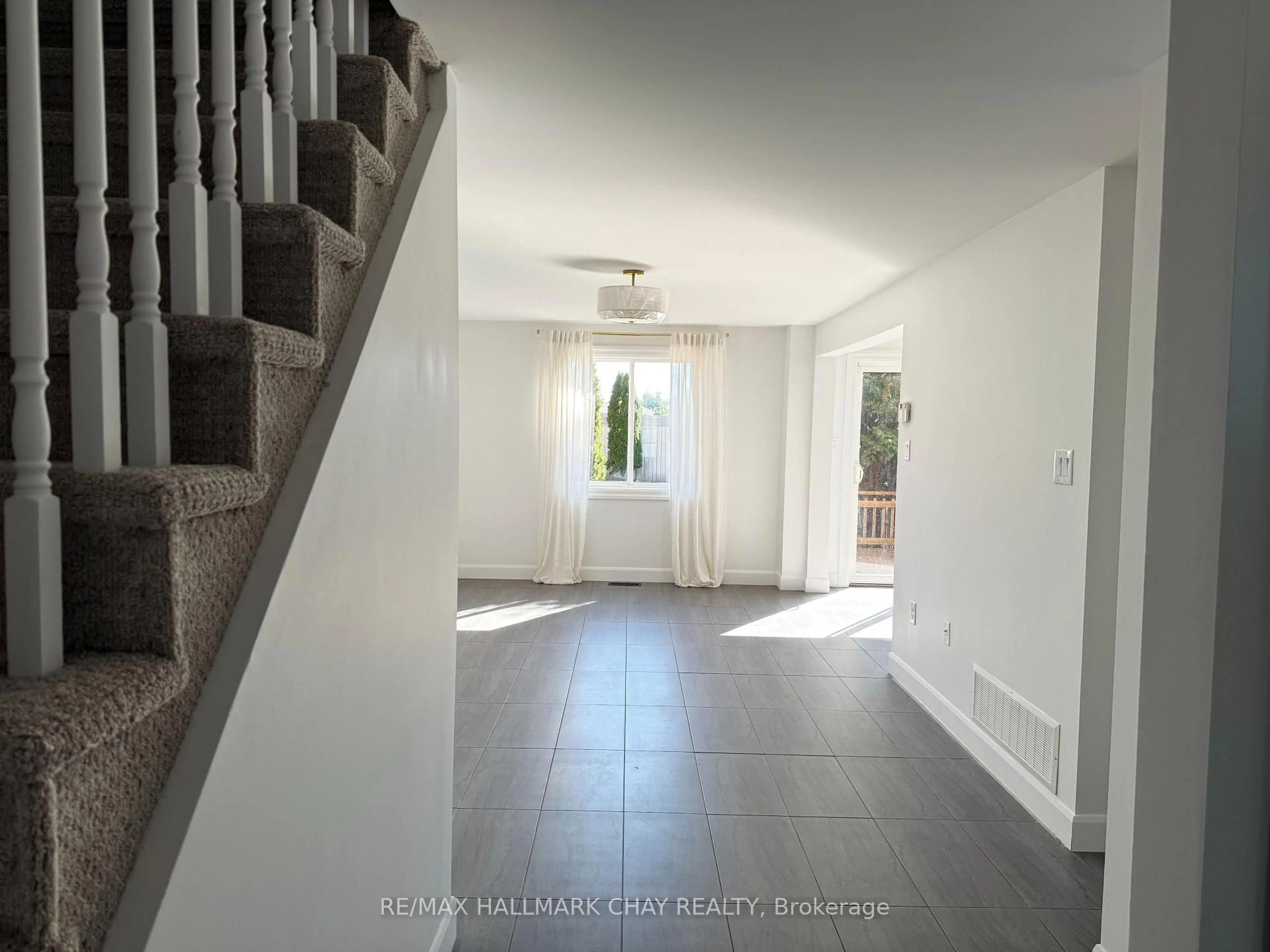 Indoor foyer for 137 Courtney Cres, Barrie Ontario L4N 5S9