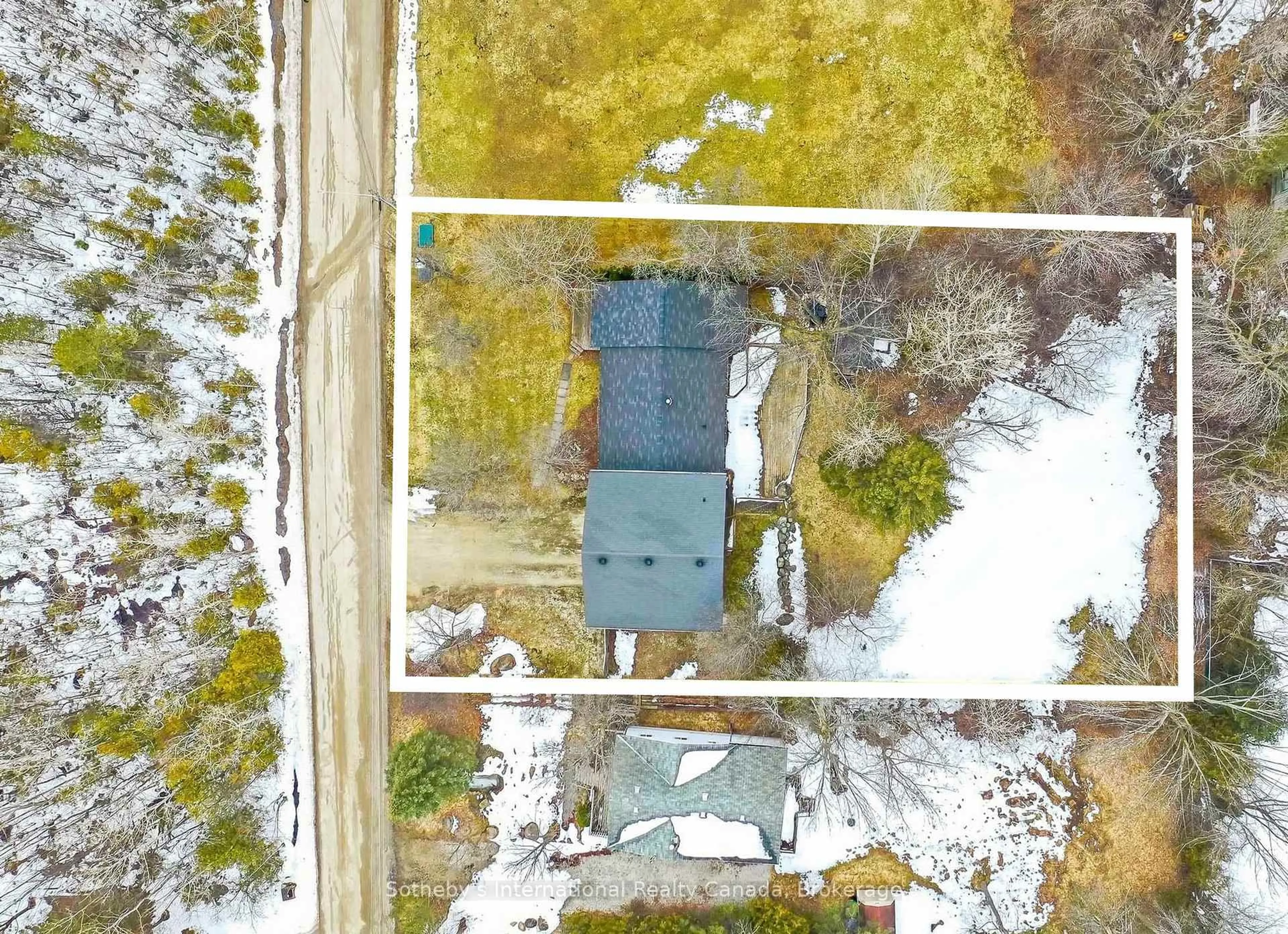 A pic from outside/outdoor area/front of a property/back of a property/a pic from drone, unknown for 13 Belcher St, Collingwood Ontario L9Y 3Z1
