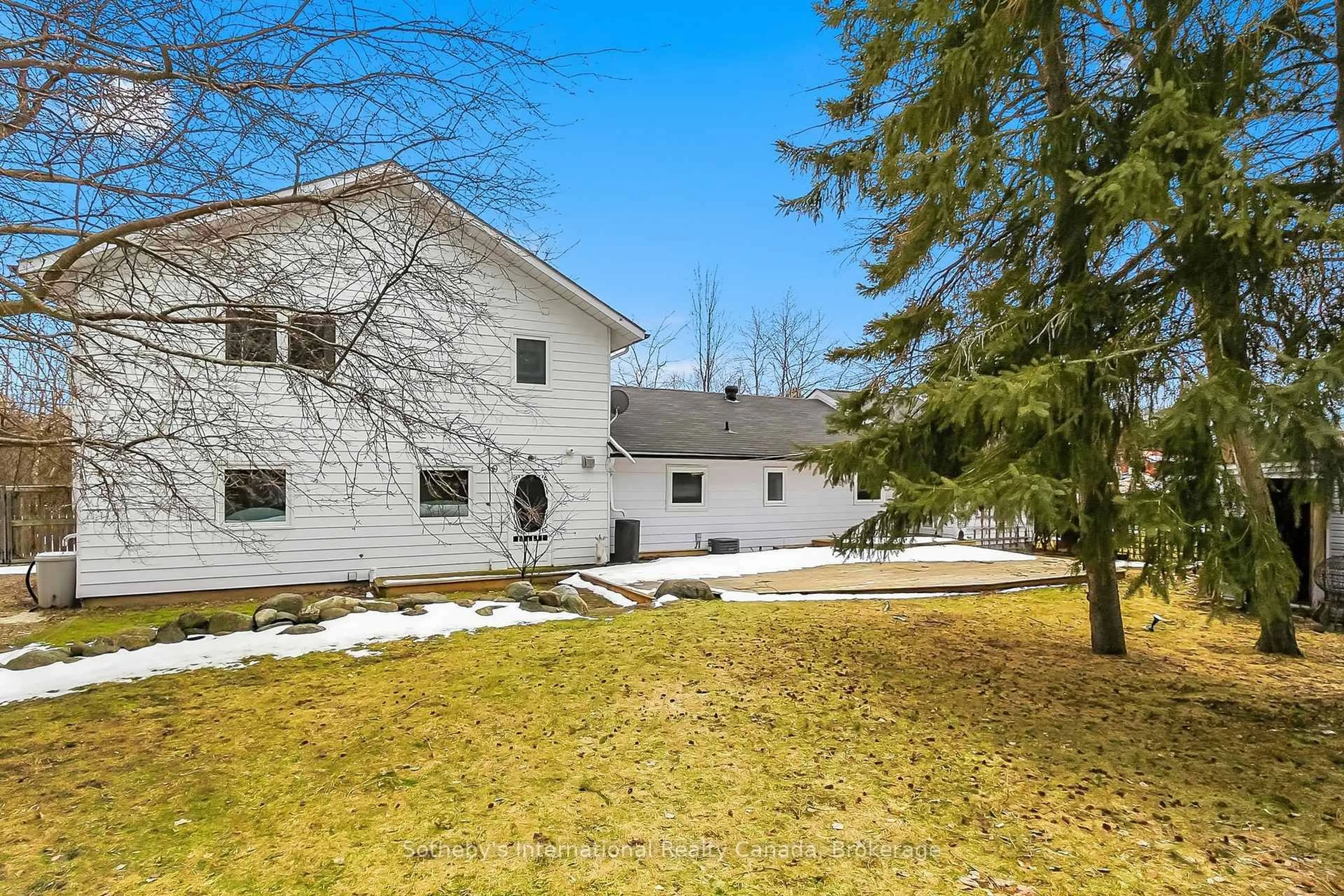 A pic from outside/outdoor area/front of a property/back of a property/a pic from drone, unknown for 13 Belcher St, Collingwood Ontario L9Y 3Z1