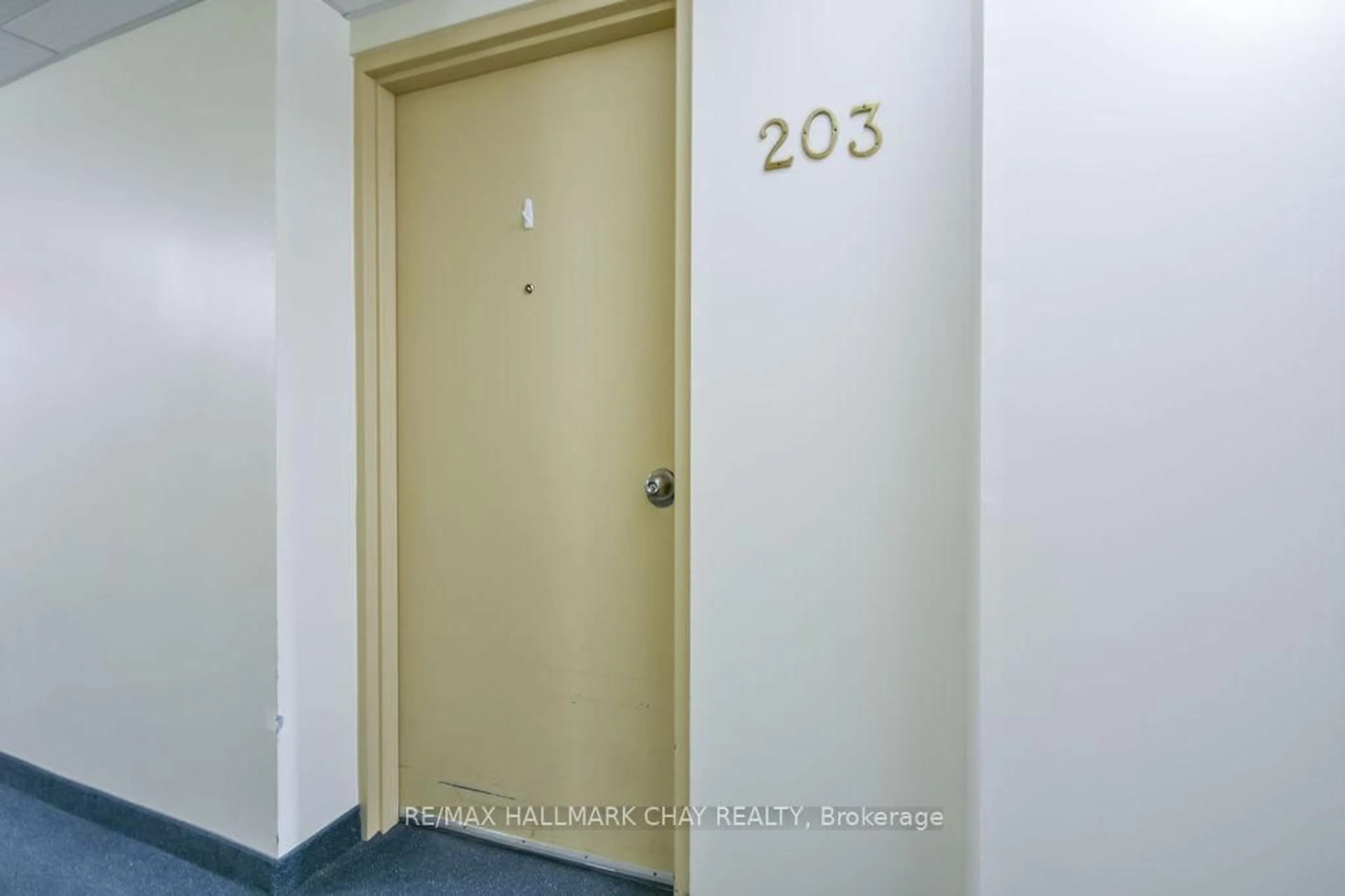 Indoor foyer for 125 Bond St #203, Orillia Ontario L3V 1J7