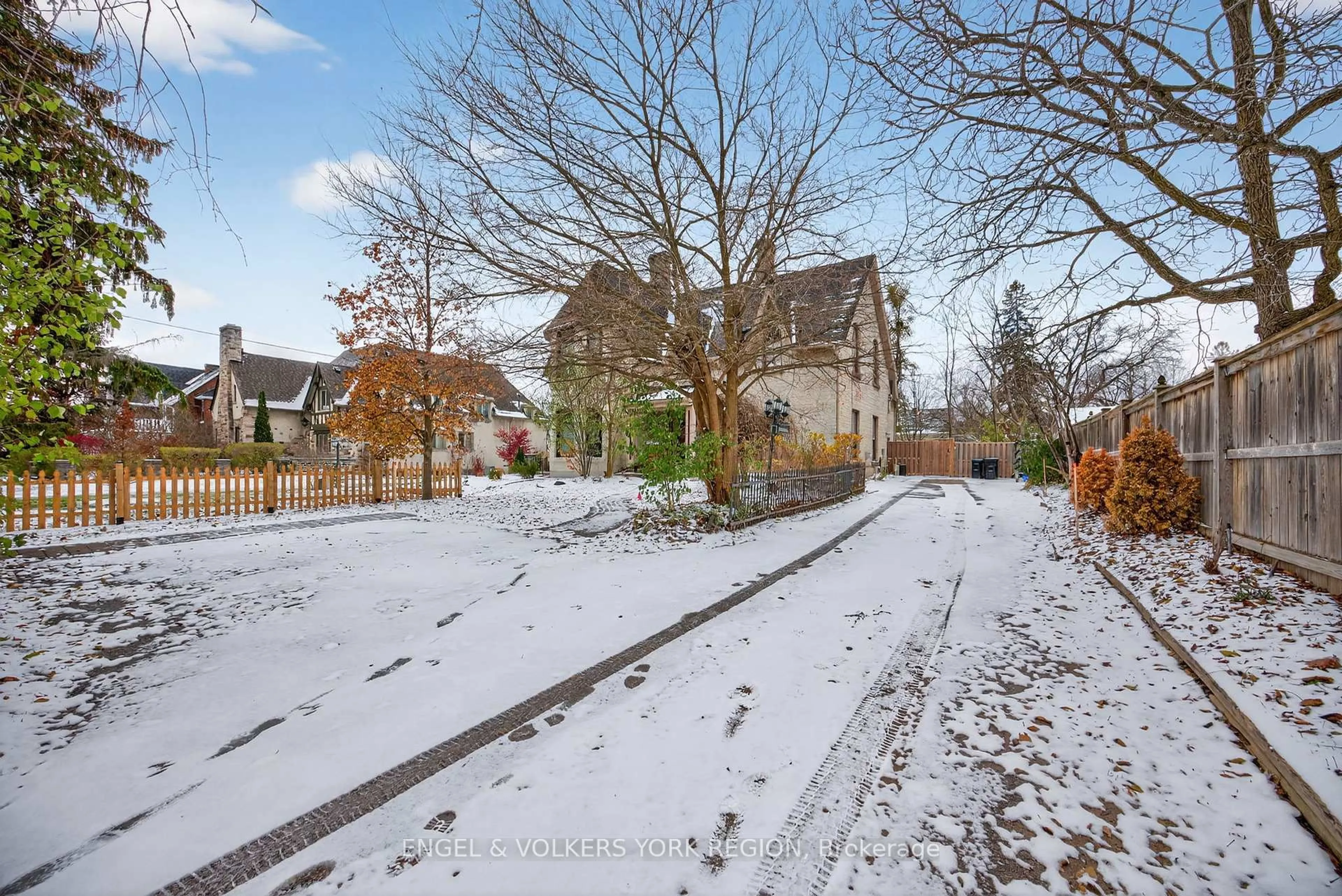 A pic from outside/outdoor area/front of a property/back of a property/a pic from drone, street for 64 High St, Barrie Ontario L4N 1W4