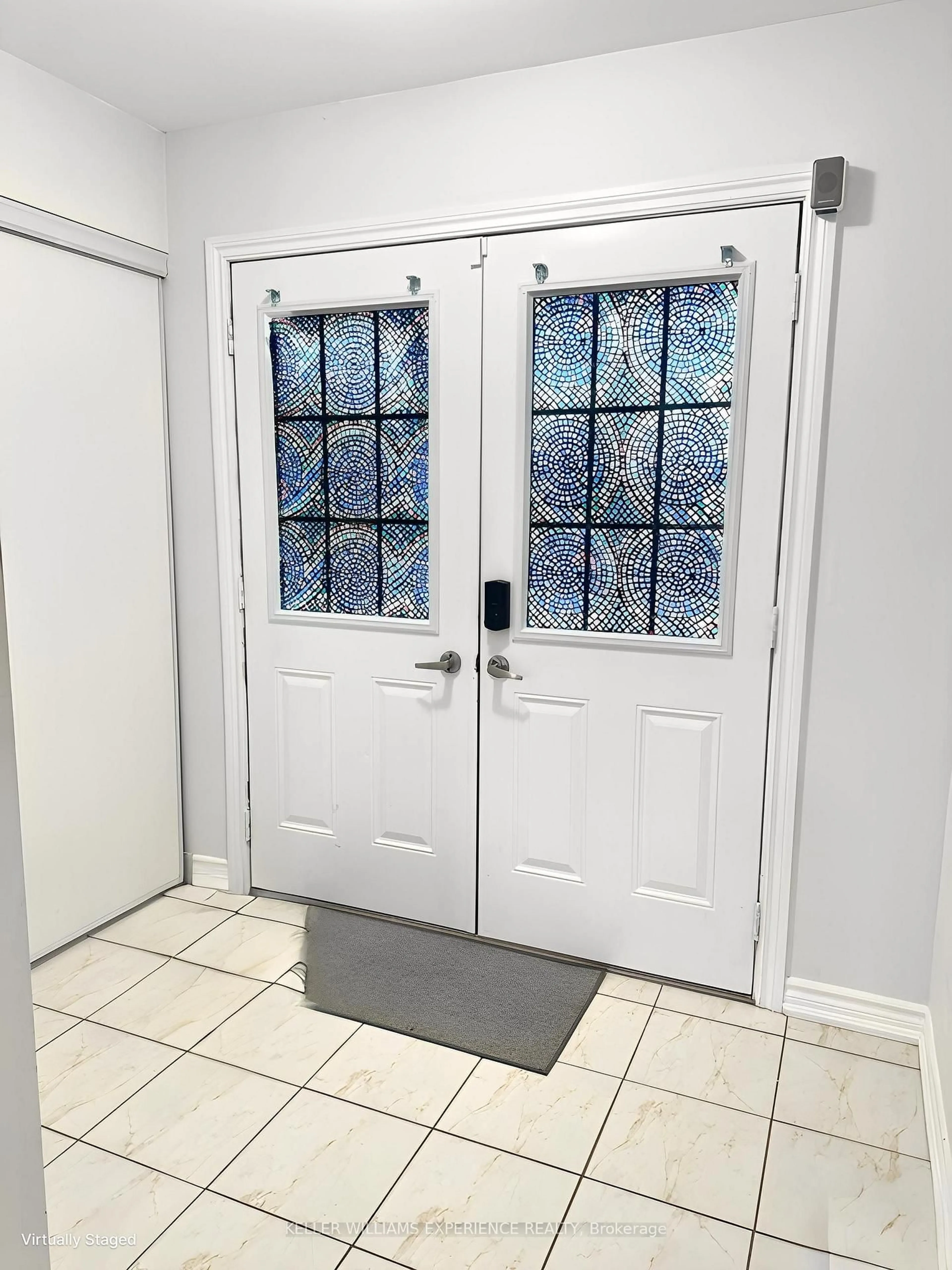 Indoor entryway for 3 Crew Crt, Barrie Ontario L4N 5S4