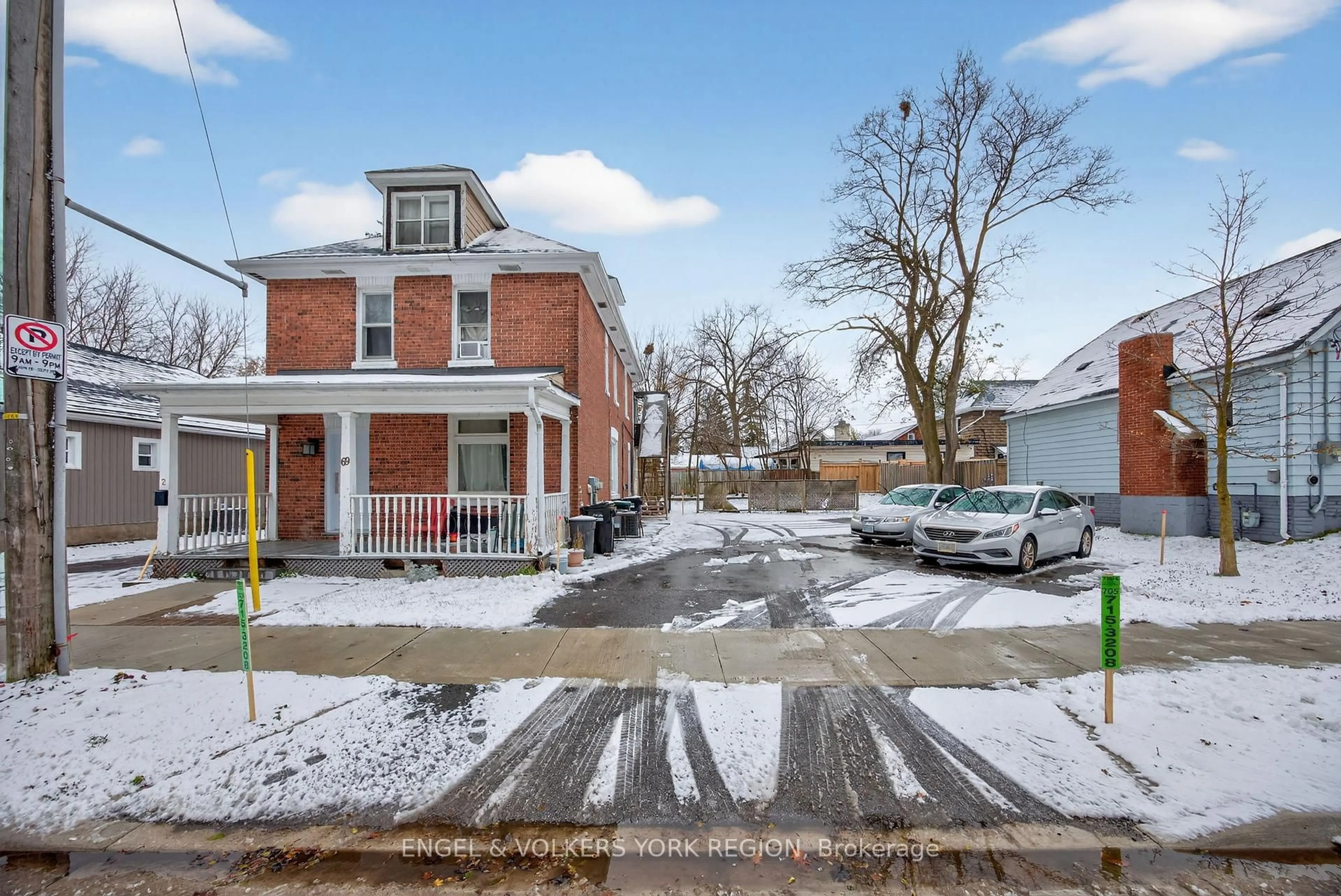 A pic from outside/outdoor area/front of a property/back of a property/a pic from drone, street for 69 John St, Barrie Ontario L4N 2K4