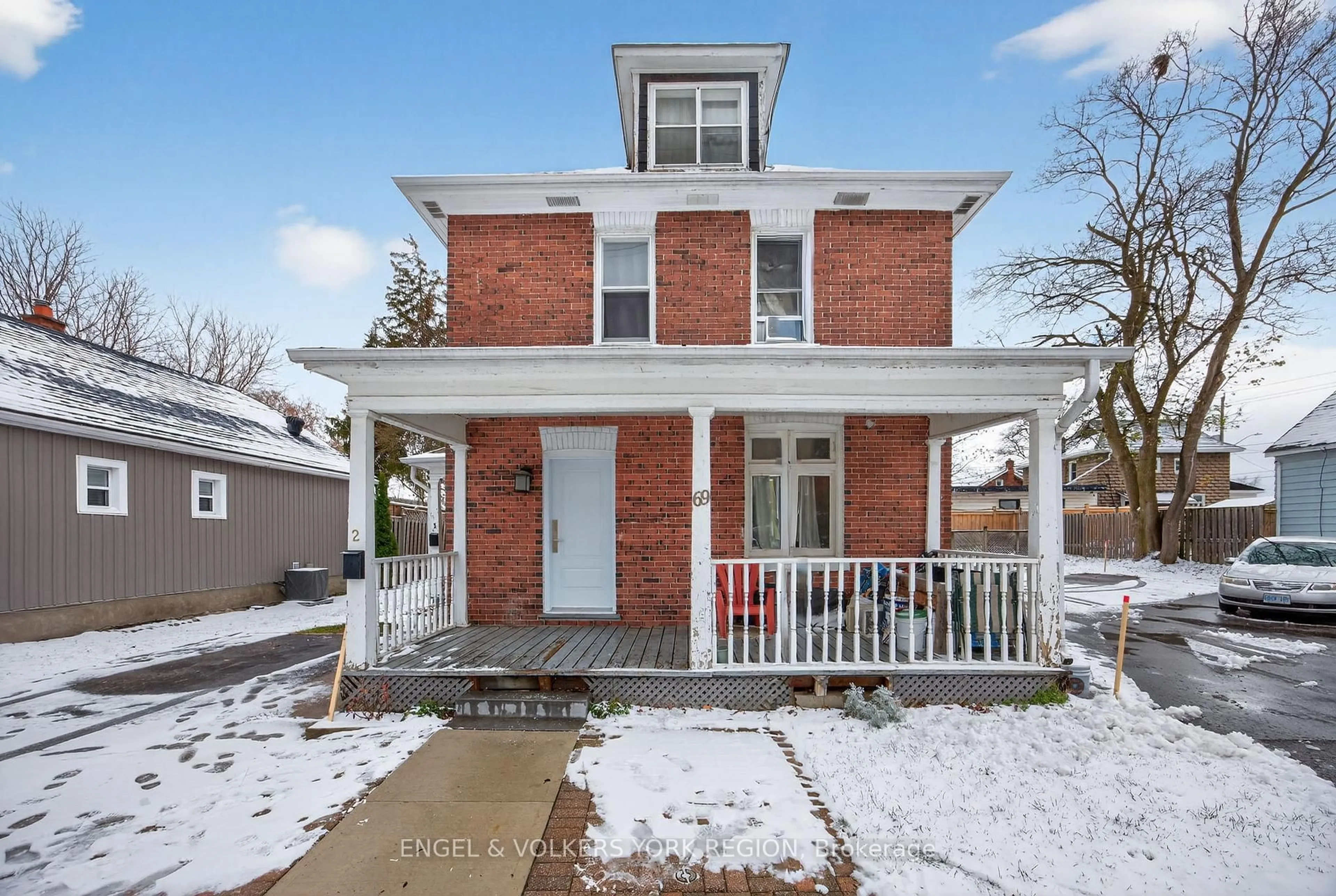 Home with brick exterior material, street for 69 John St, Barrie Ontario L4N 2K4