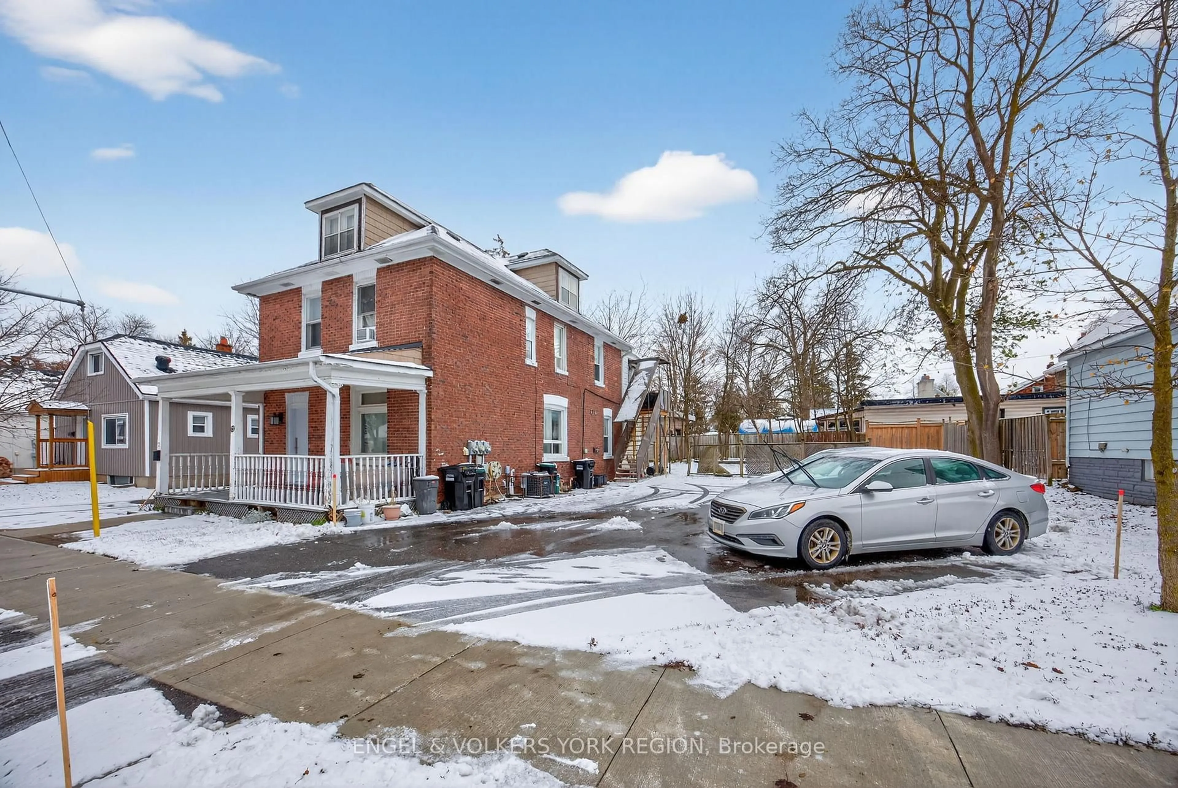 A pic from outside/outdoor area/front of a property/back of a property/a pic from drone, street for 69 John St, Barrie Ontario L4N 2K4