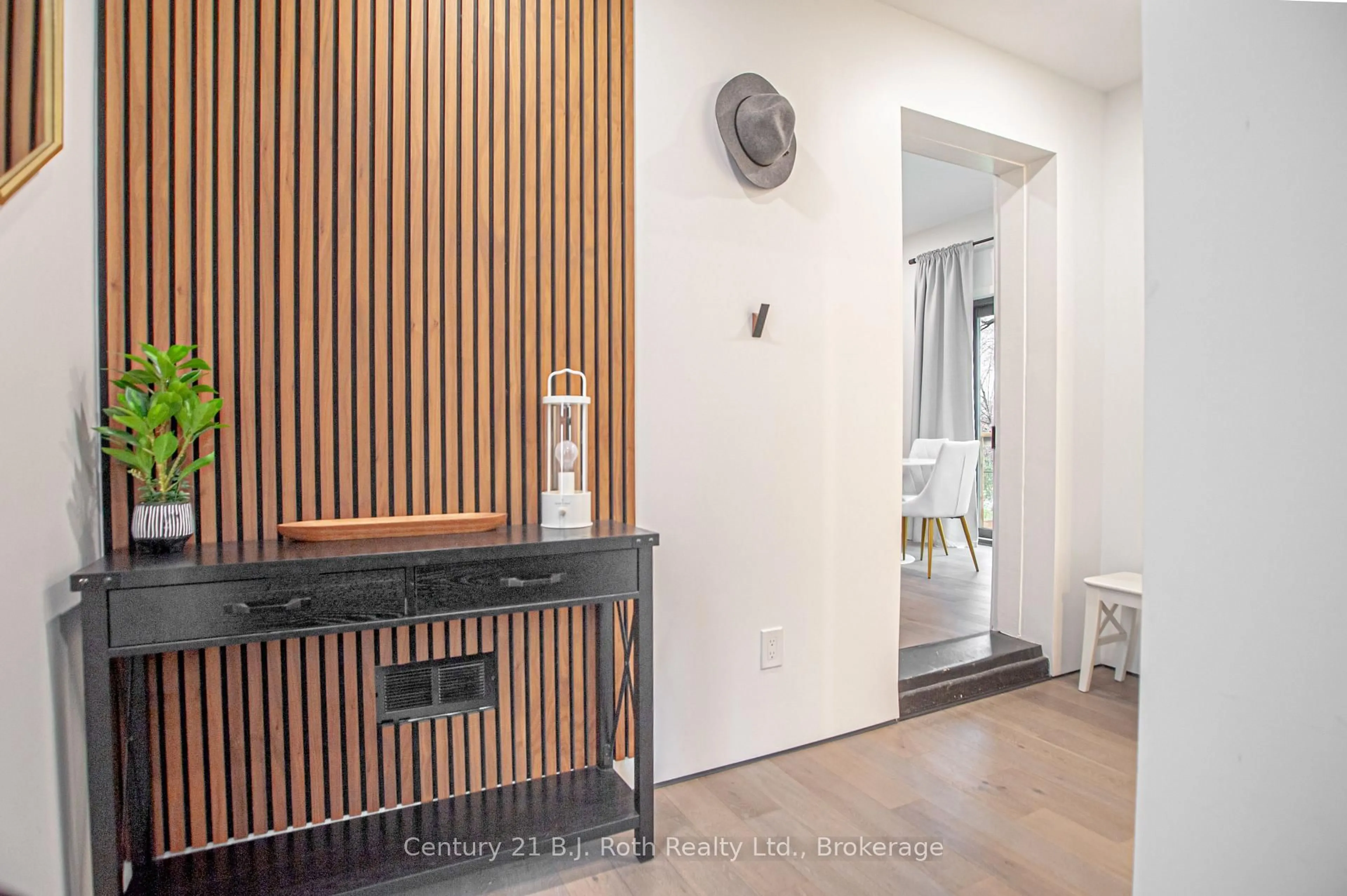 Indoor entryway for 381 Olive St, Midland Ontario L4R 2R4