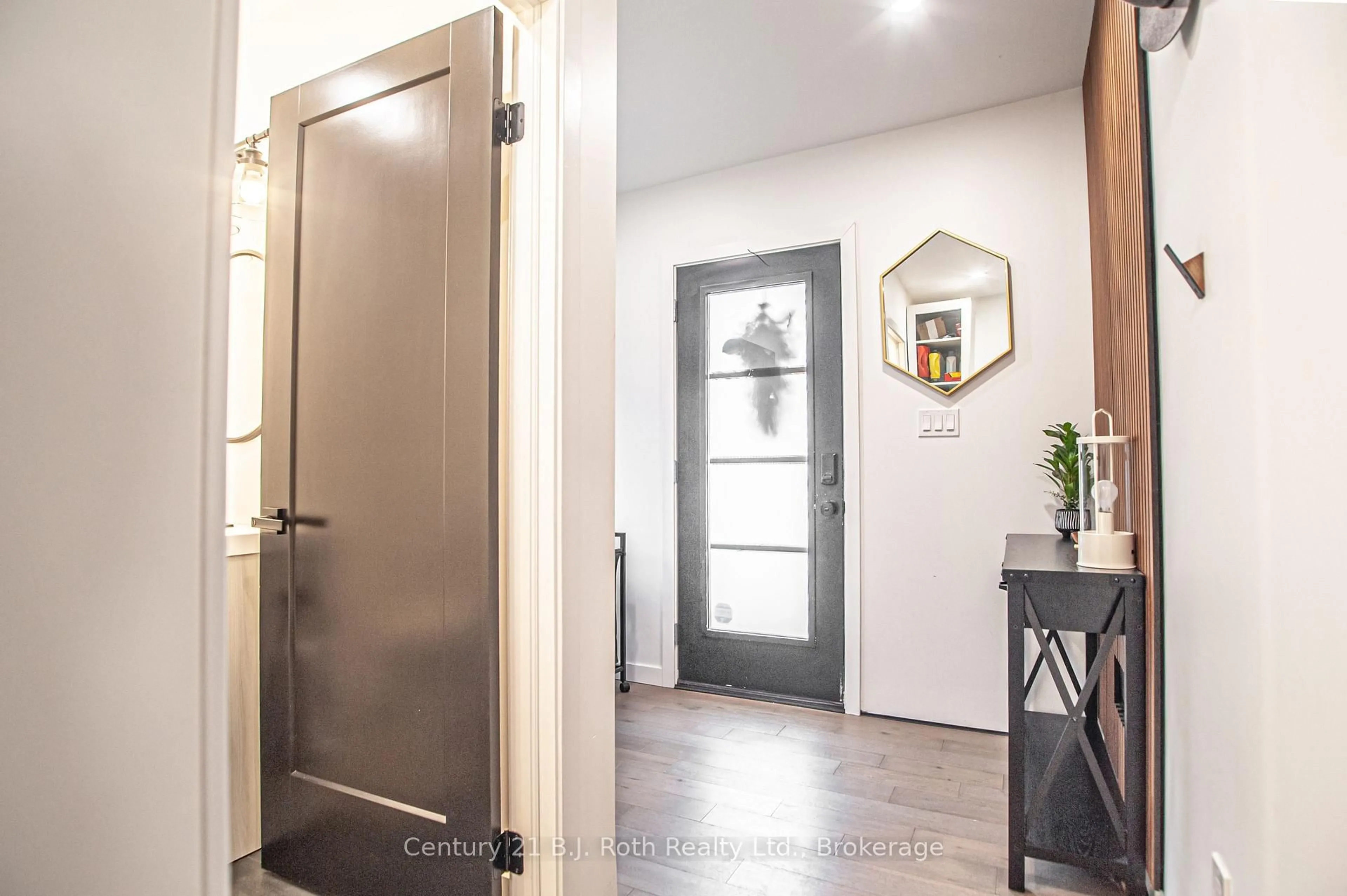 Indoor entryway for 381 Olive St, Midland Ontario L4R 2R4