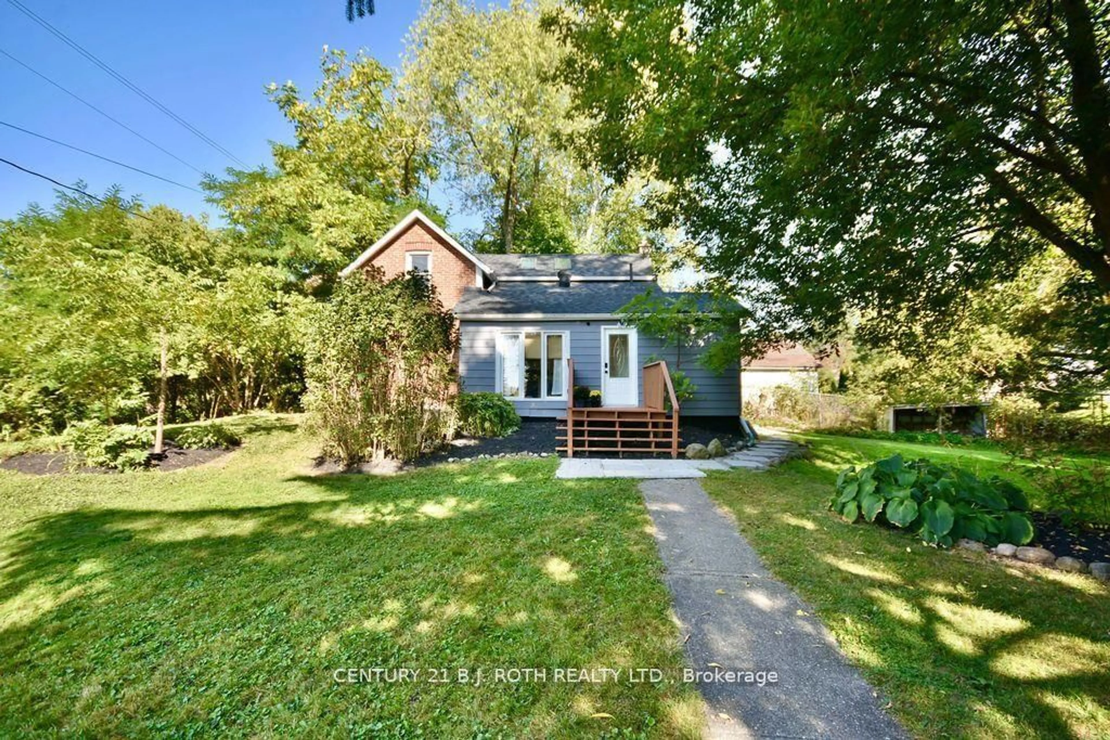 A pic from outside/outdoor area/front of a property/back of a property/a pic from drone, street for 1691 4th Line, Oro-Medonte Ontario L0L 2L0