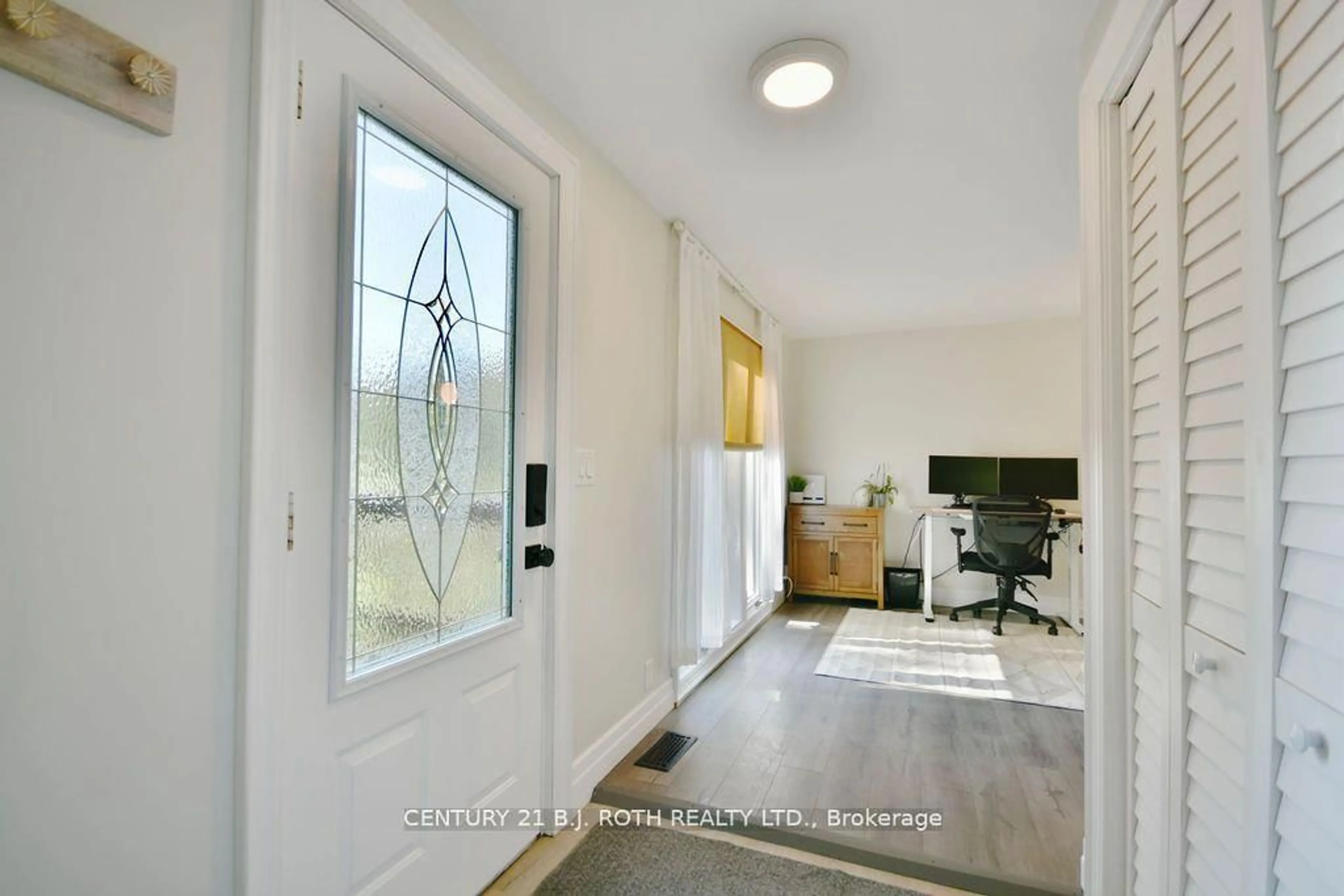 Indoor entryway for 1691 4th Line, Oro-Medonte Ontario L0L 2L0