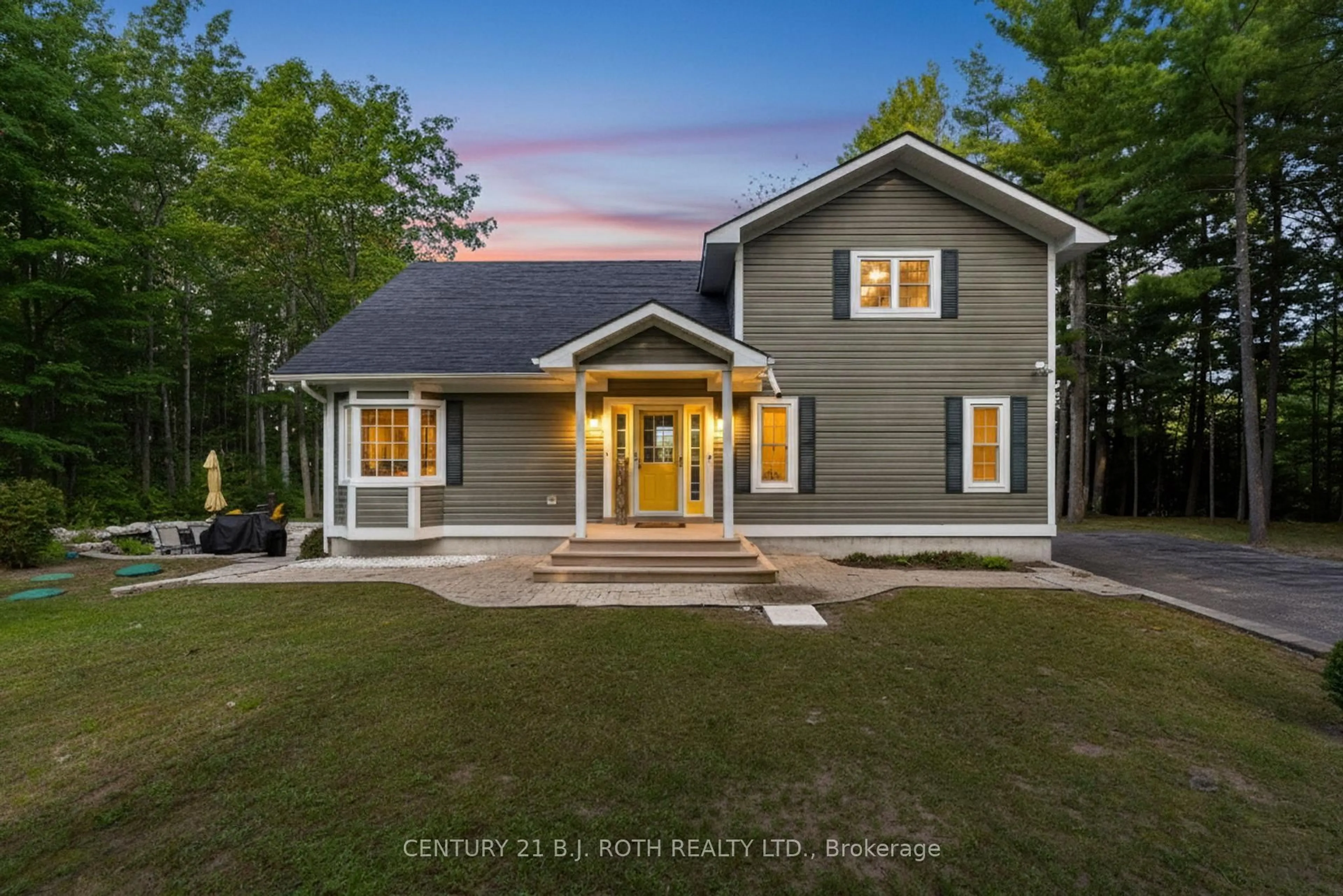 Home with vinyl exterior material, unknown for 2710 Portage Tr, Springwater Ontario L9X 0J3