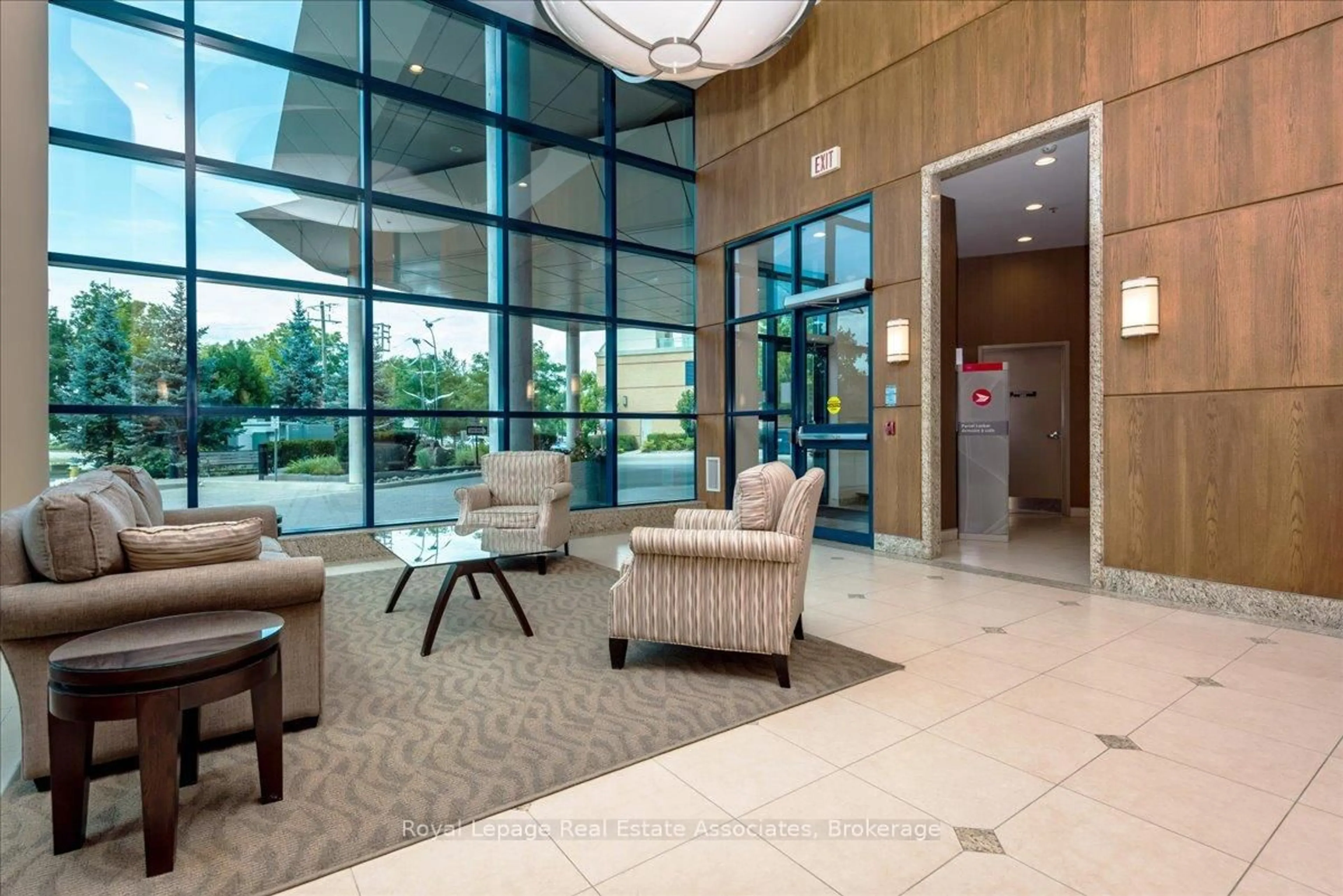 Indoor foyer for 37 Ellen St #811, Barrie Ontario L4N 6G2