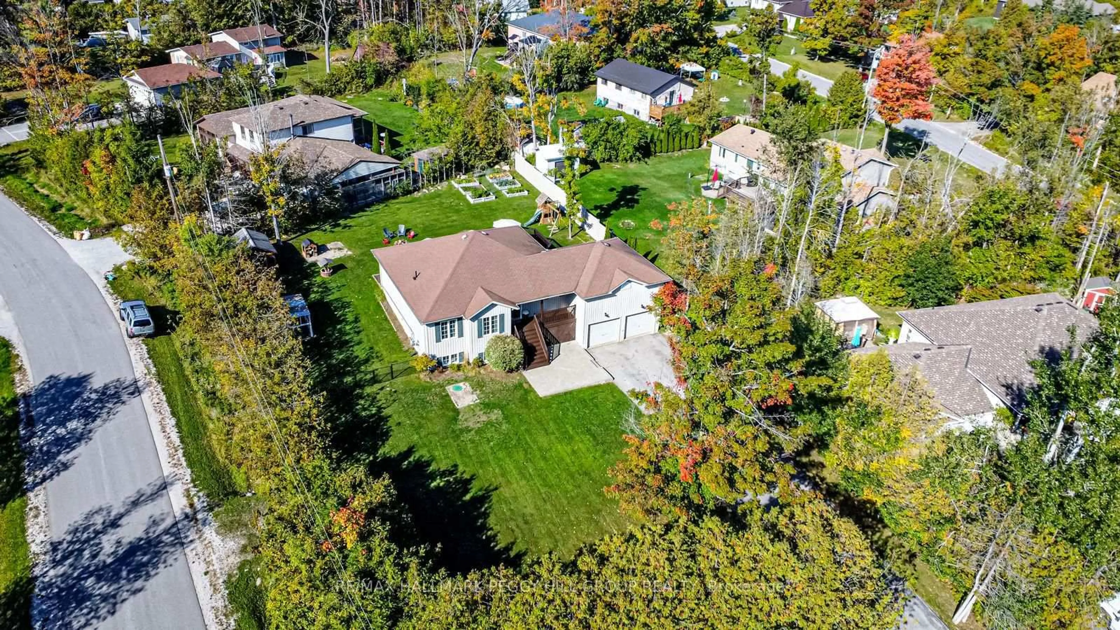 A pic from outside/outdoor area/front of a property/back of a property/a pic from drone, street for 20 Rosemarie Dr, Oro-Medonte Ontario L0L 1T0