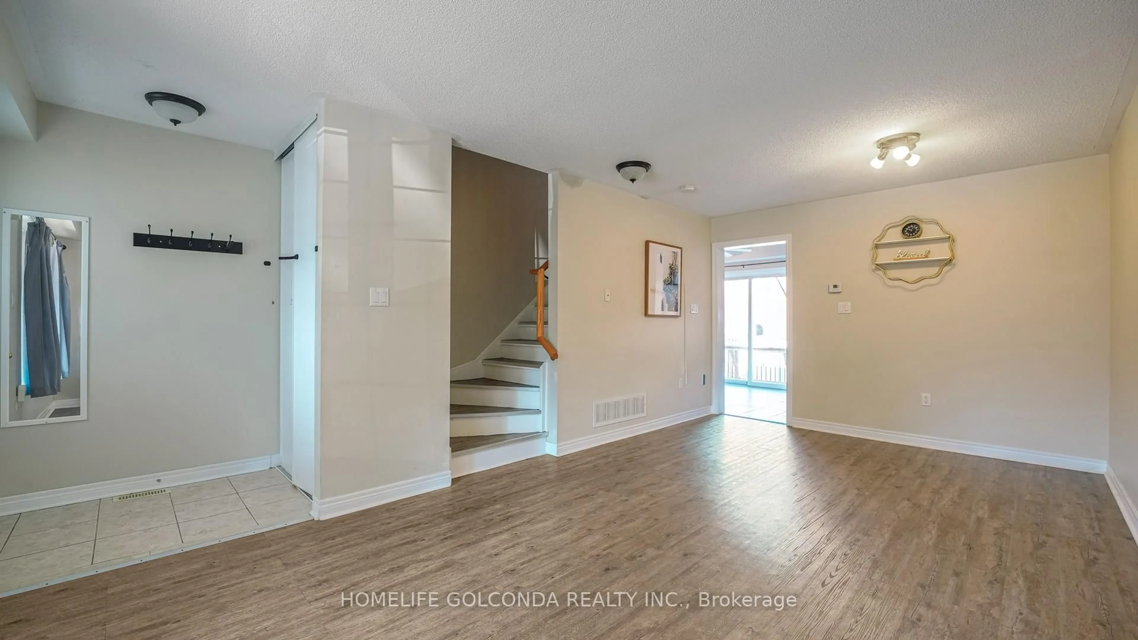 Indoor entryway for 21 Bentley Cres, Barrie Ontario L4N 0Z1