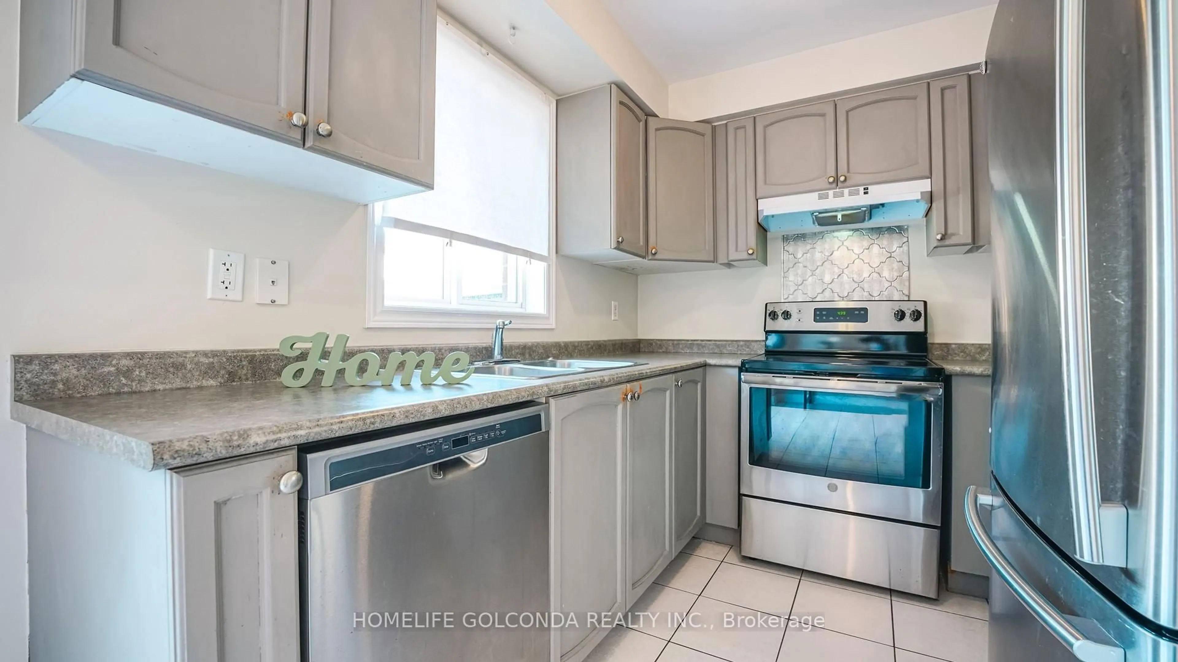 Standard kitchen, ceramic/tile floor for 21 Bentley Cres, Barrie Ontario L4N 0Z1