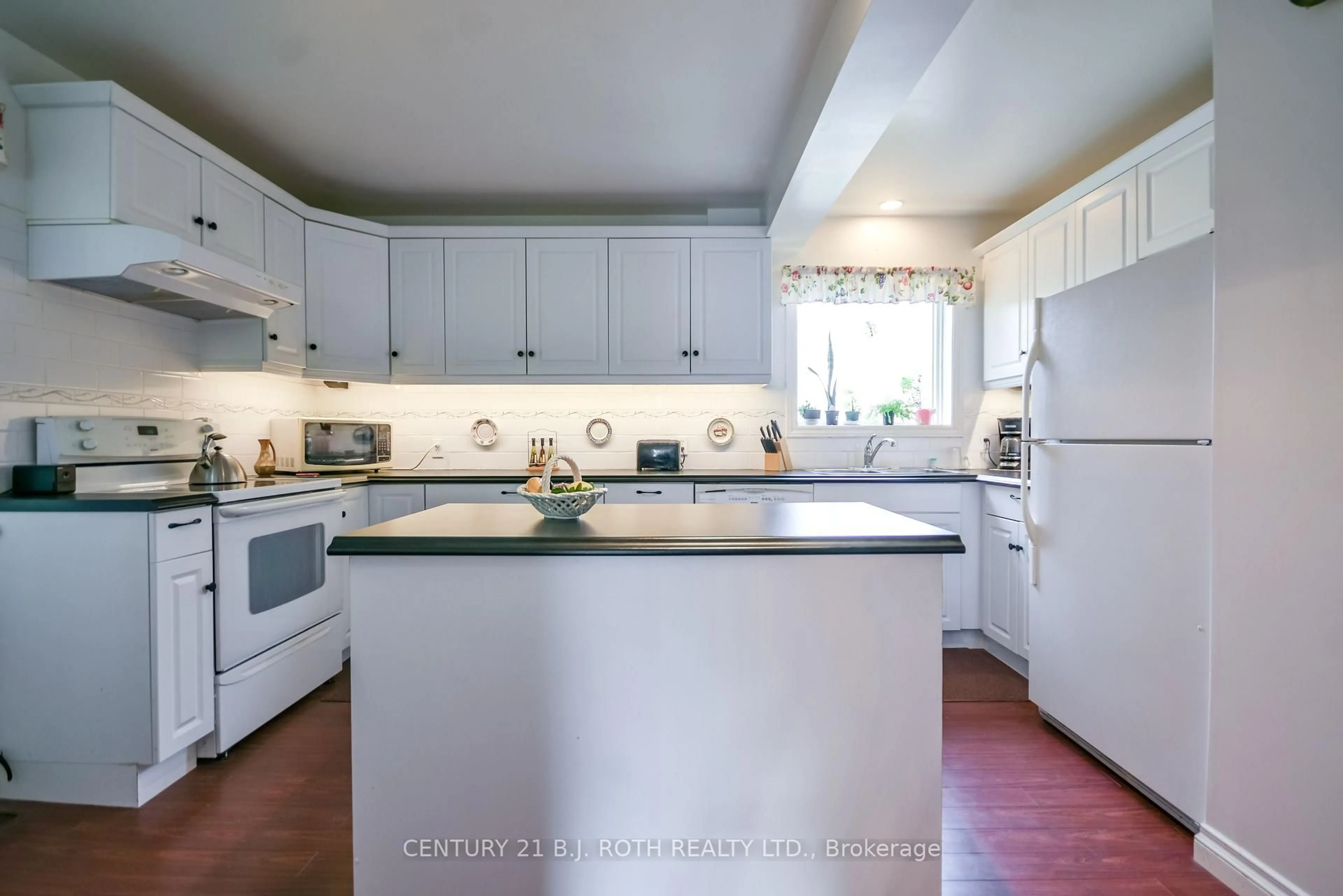 Standard kitchen, ceramic/tile floor for 164 Cook St, Barrie Ontario L4M 4G9