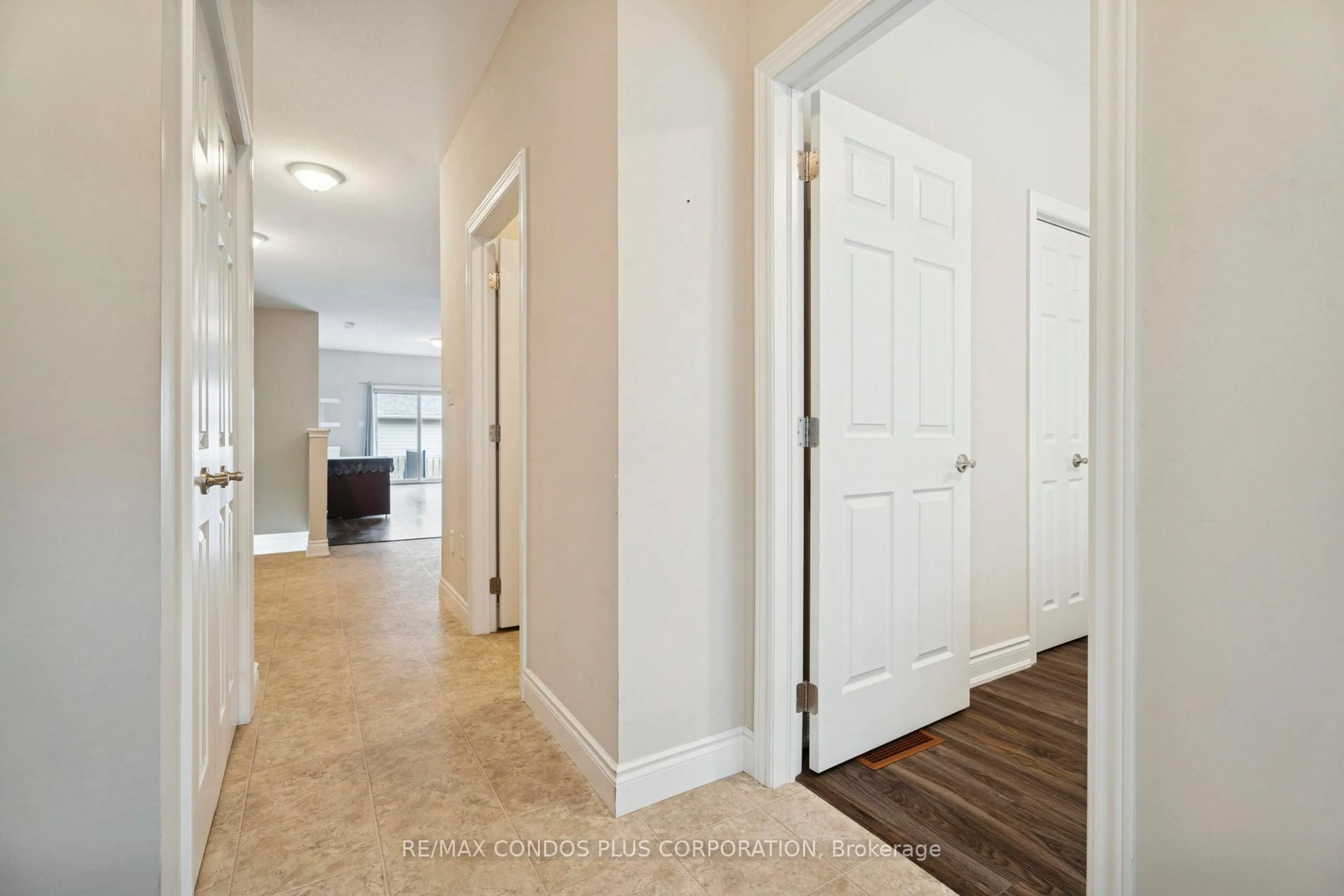 Indoor entryway for 14 Danny Dr, Orillia Ontario L3V 0G3
