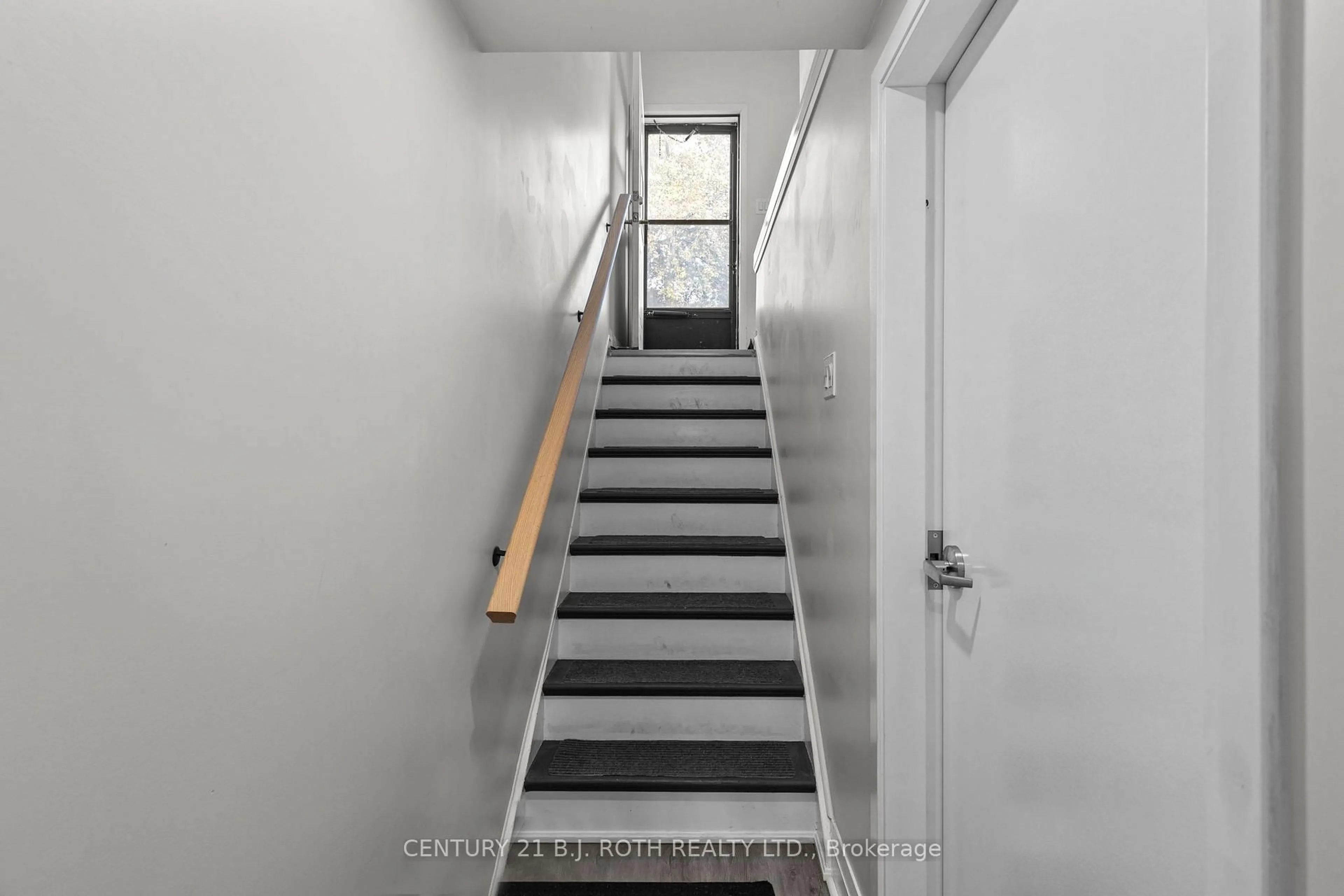 Stairs for 215 ROSE St, Barrie Ontario L4M 2T8