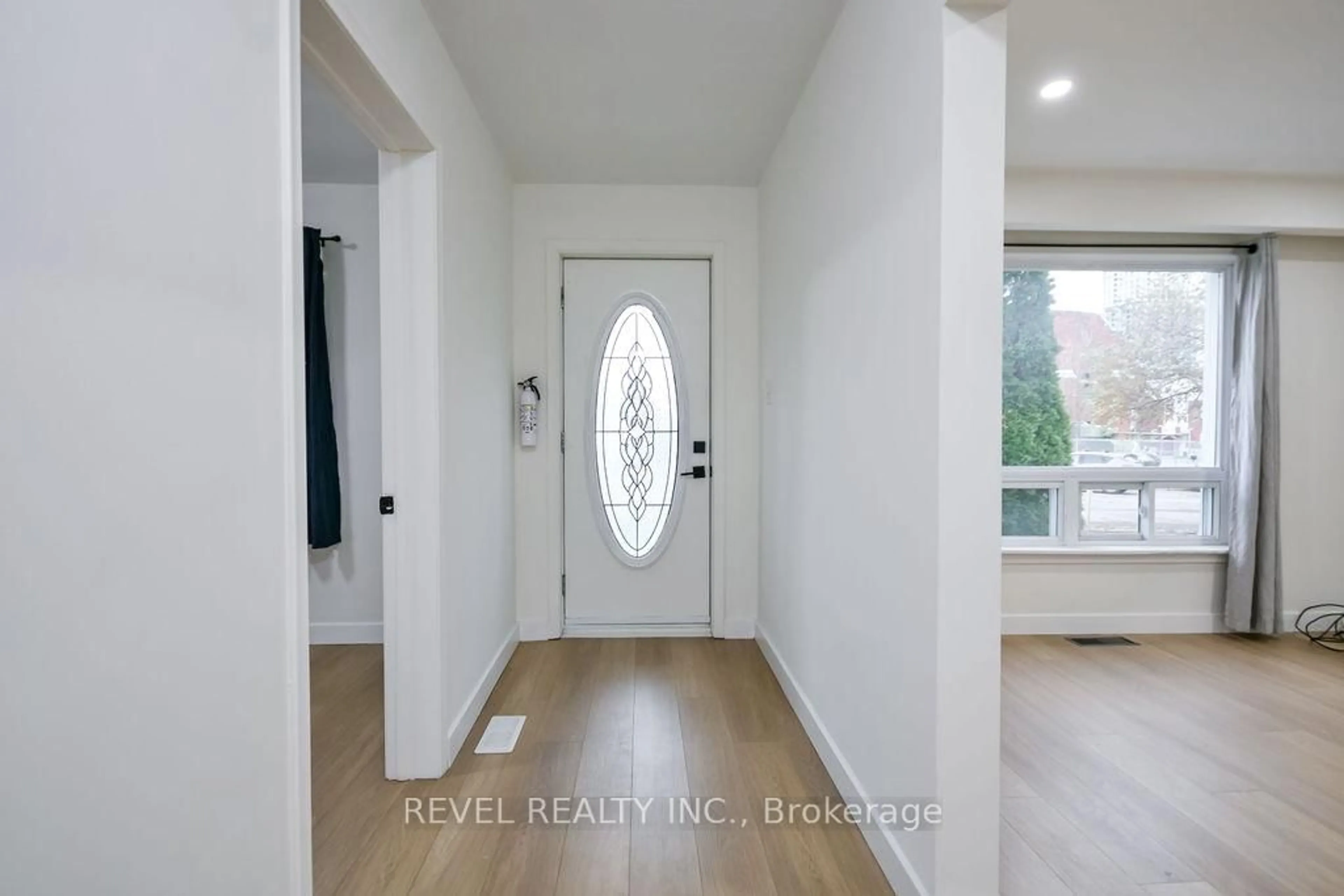 Indoor entryway for 44 Parkside Dr, Barrie Ontario L4N 1W9