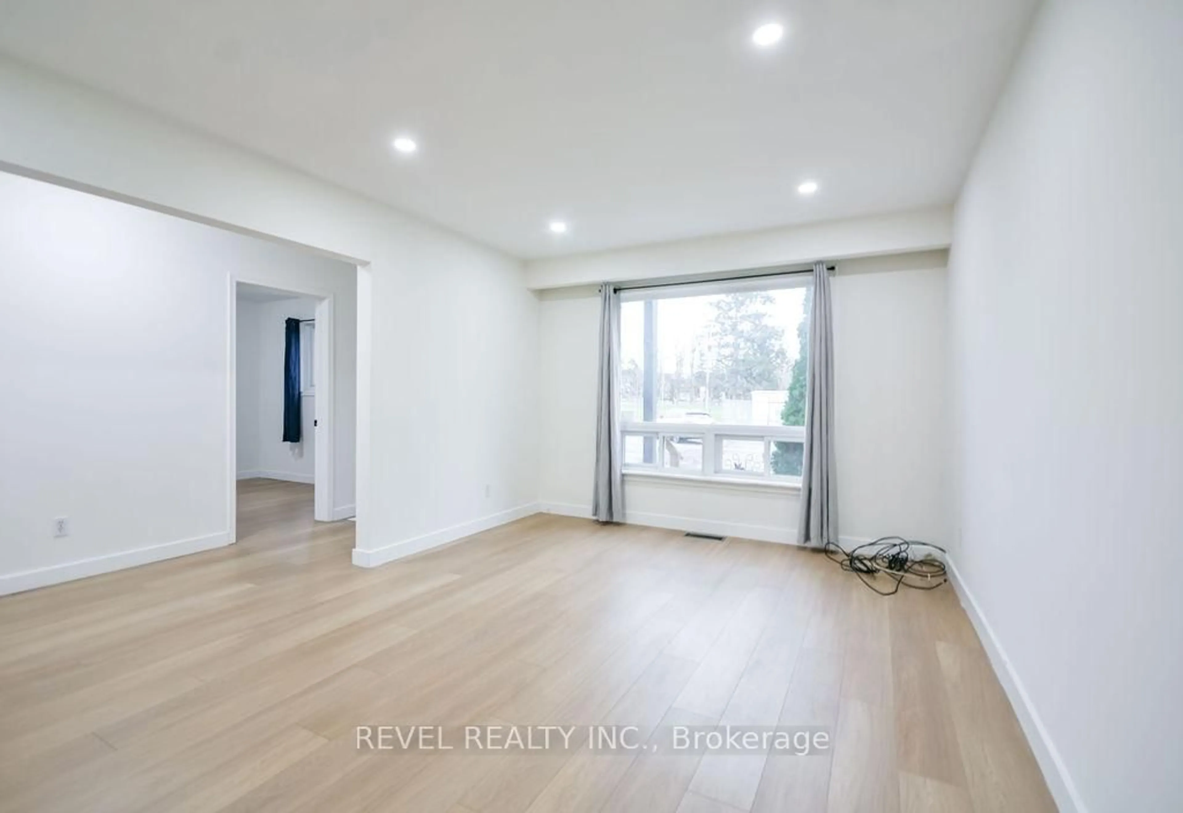 A pic of a room for 44 Parkside Dr, Barrie Ontario L4N 1W9