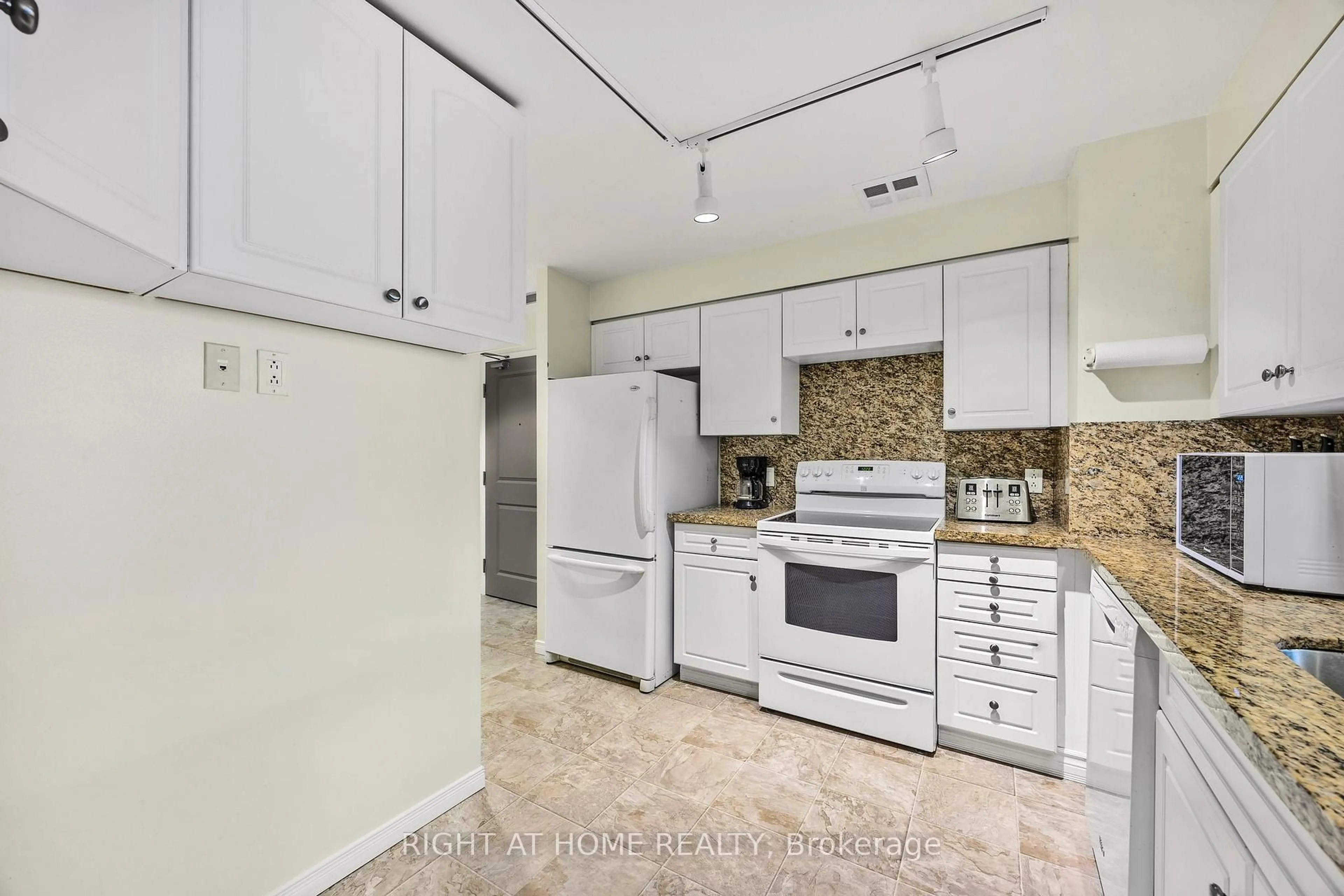 Standard kitchen, ceramic/tile floor for 74 Ross St #53, Barrie Ontario L4N 1G3