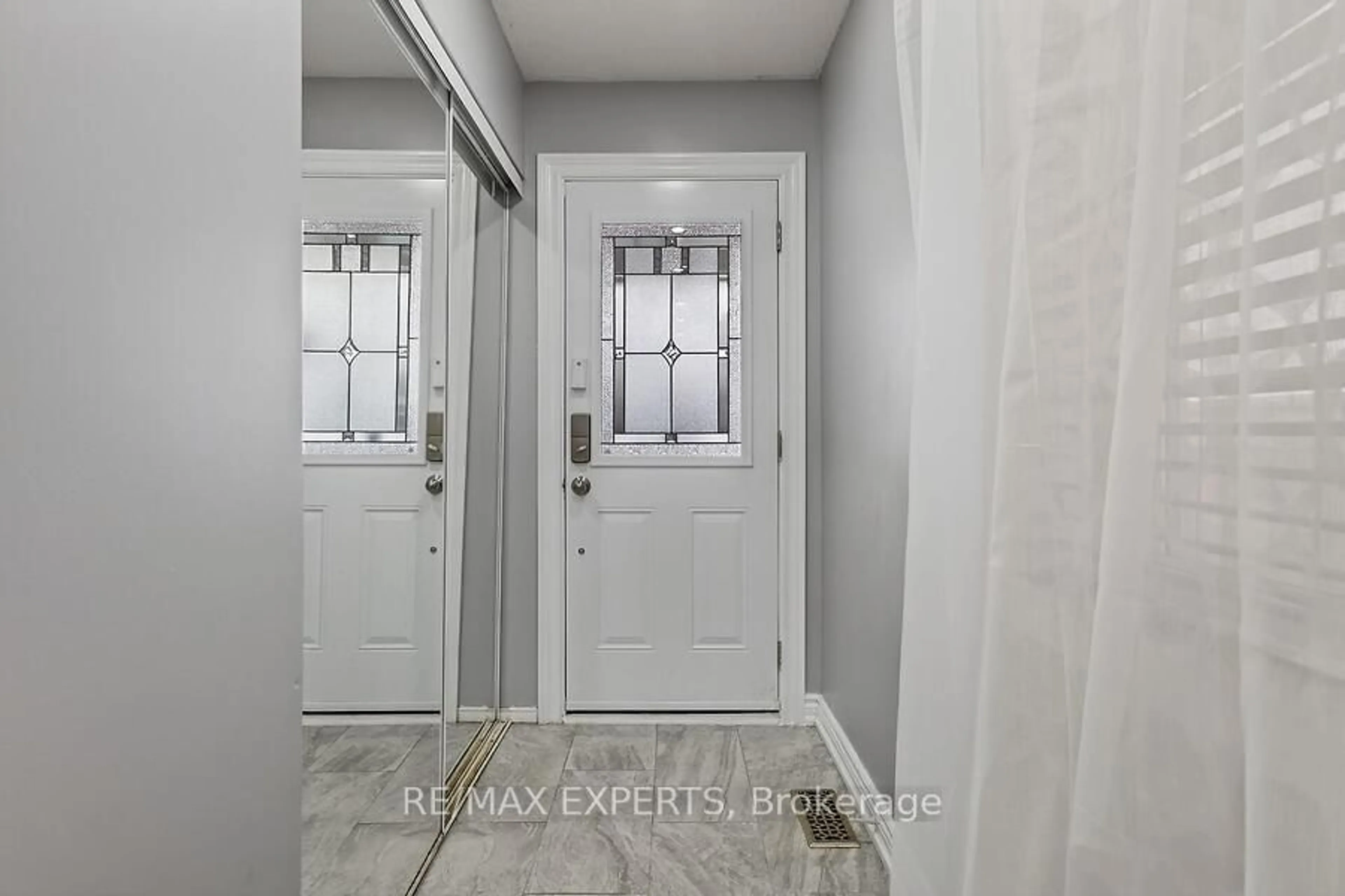 Indoor entryway for 191 Wessenger Dr, Barrie Ontario L4N 8N9