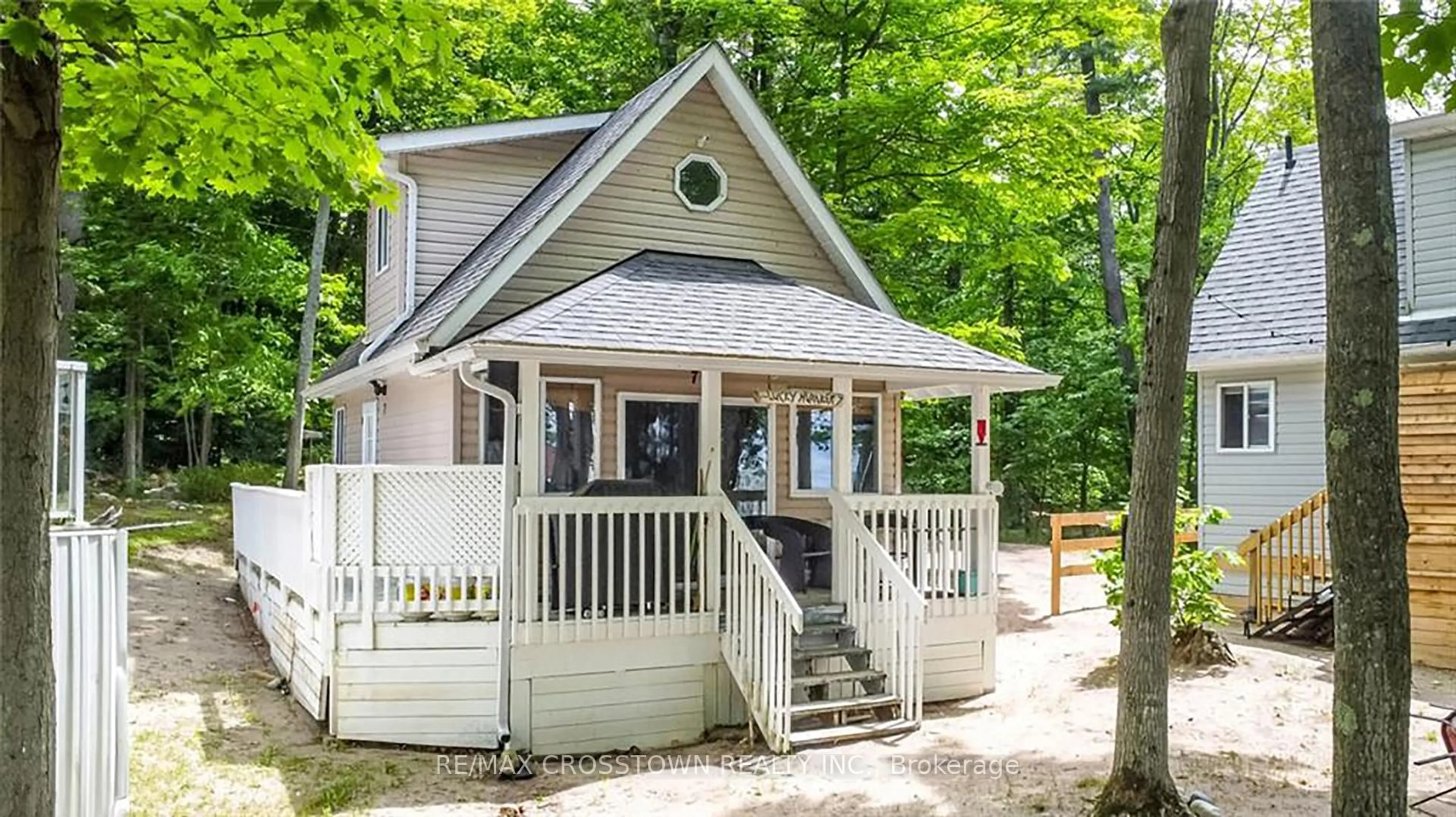 Home with vinyl exterior material, unknown for 739 Concession 15 Rd, Tiny Ontario L9M 1R3