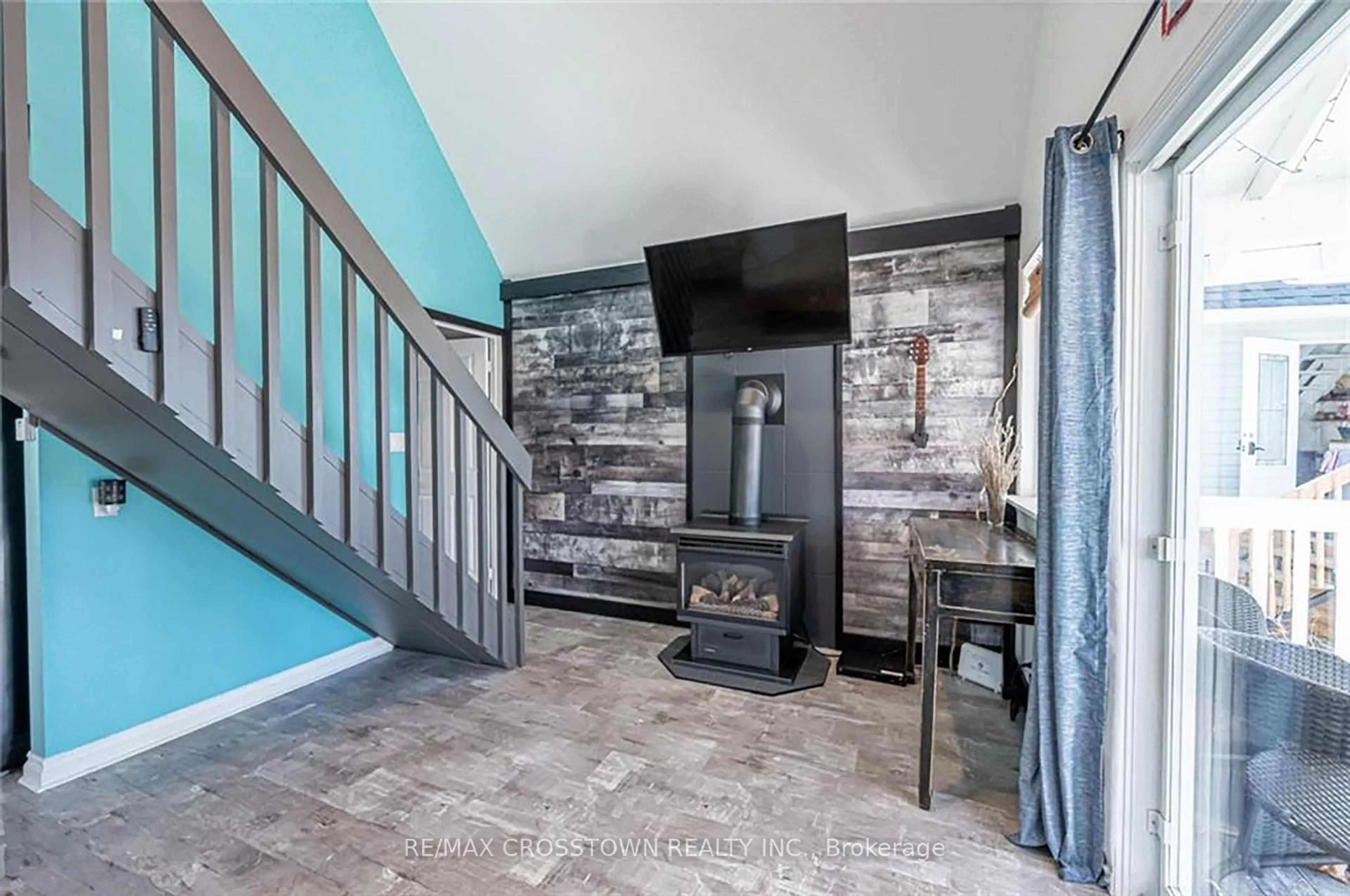 Indoor entryway for 739 Concession 15 Rd, Tiny Ontario L9M 1R3