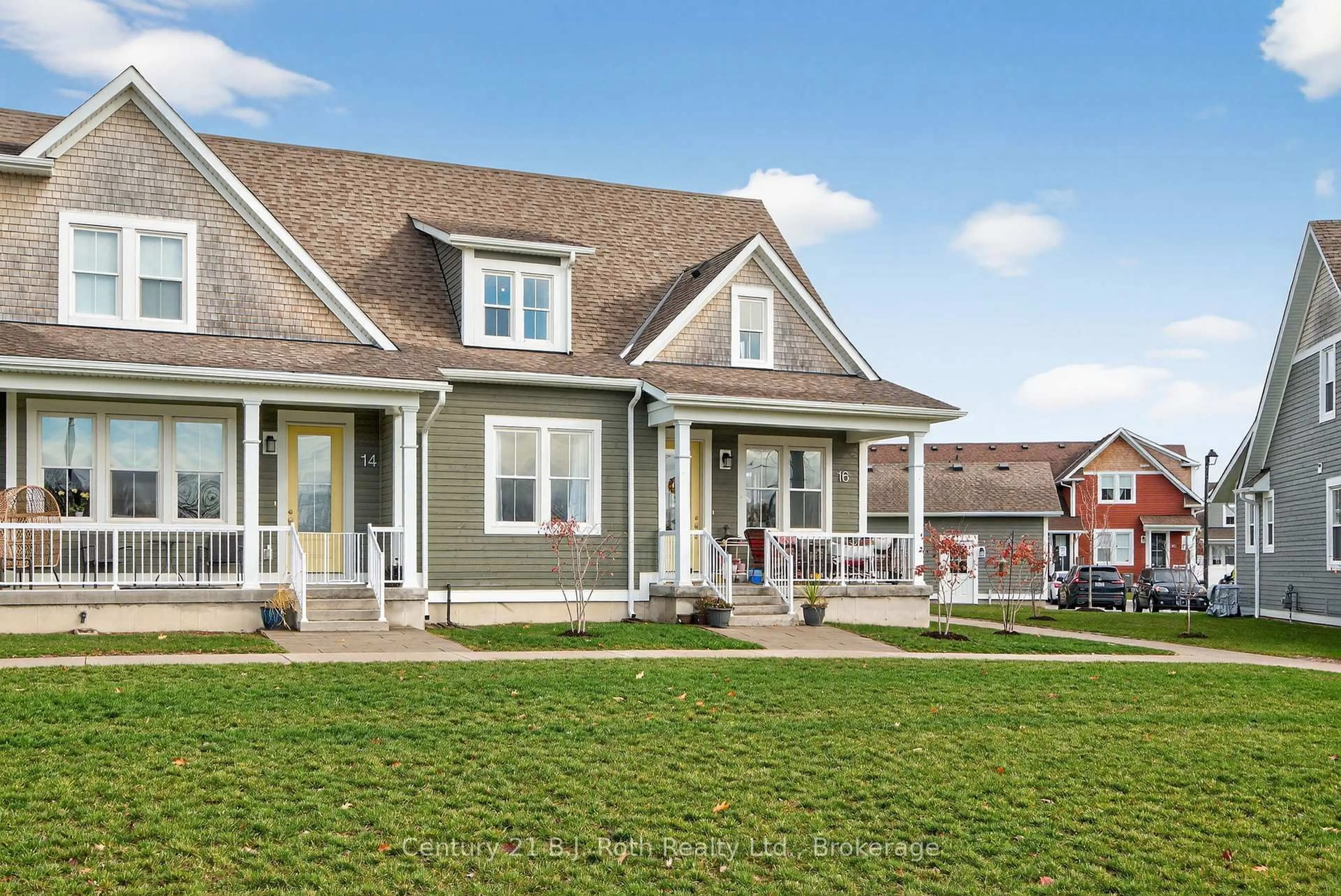 Home with vinyl exterior material, street for 16 Samantha Lane, Midland Ontario L4R 0H4